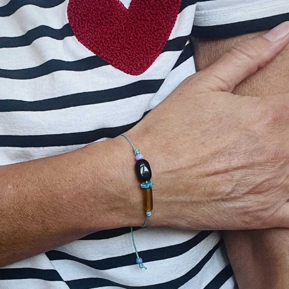 frohlotte-armband-blaue-kordel-schwarze-perle.jpeg