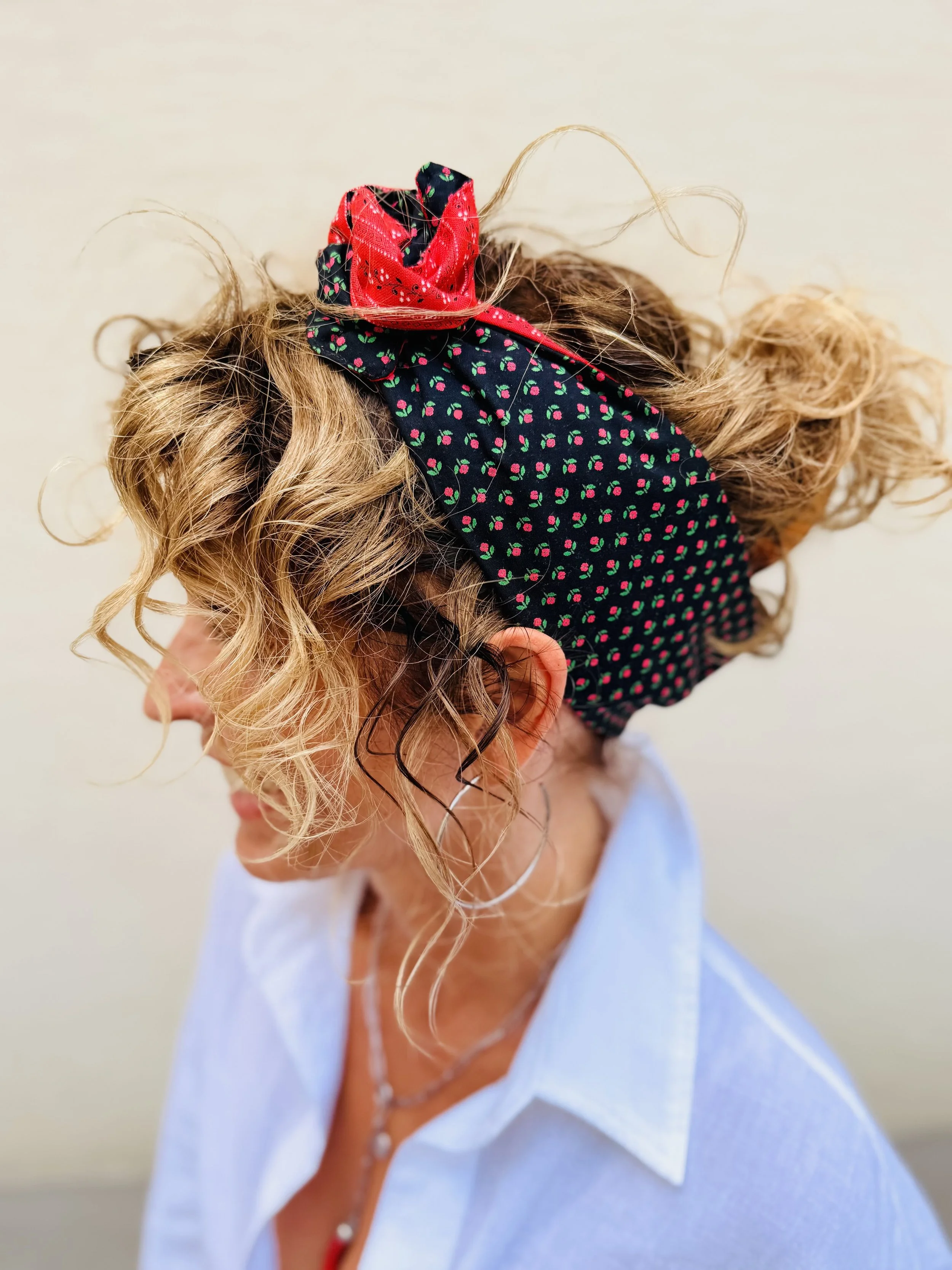 Uschi – Dirndl-Haarband schwarz-rot mit Blümchen