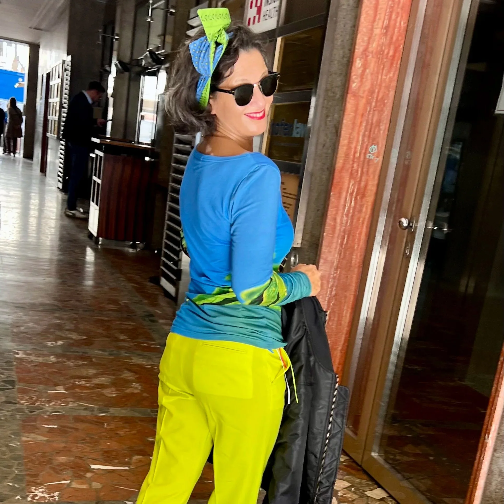 Dirndl-Haarband Hannelore von hinten – blau-grünes Upcycling-Haarband mit formbarem Draht