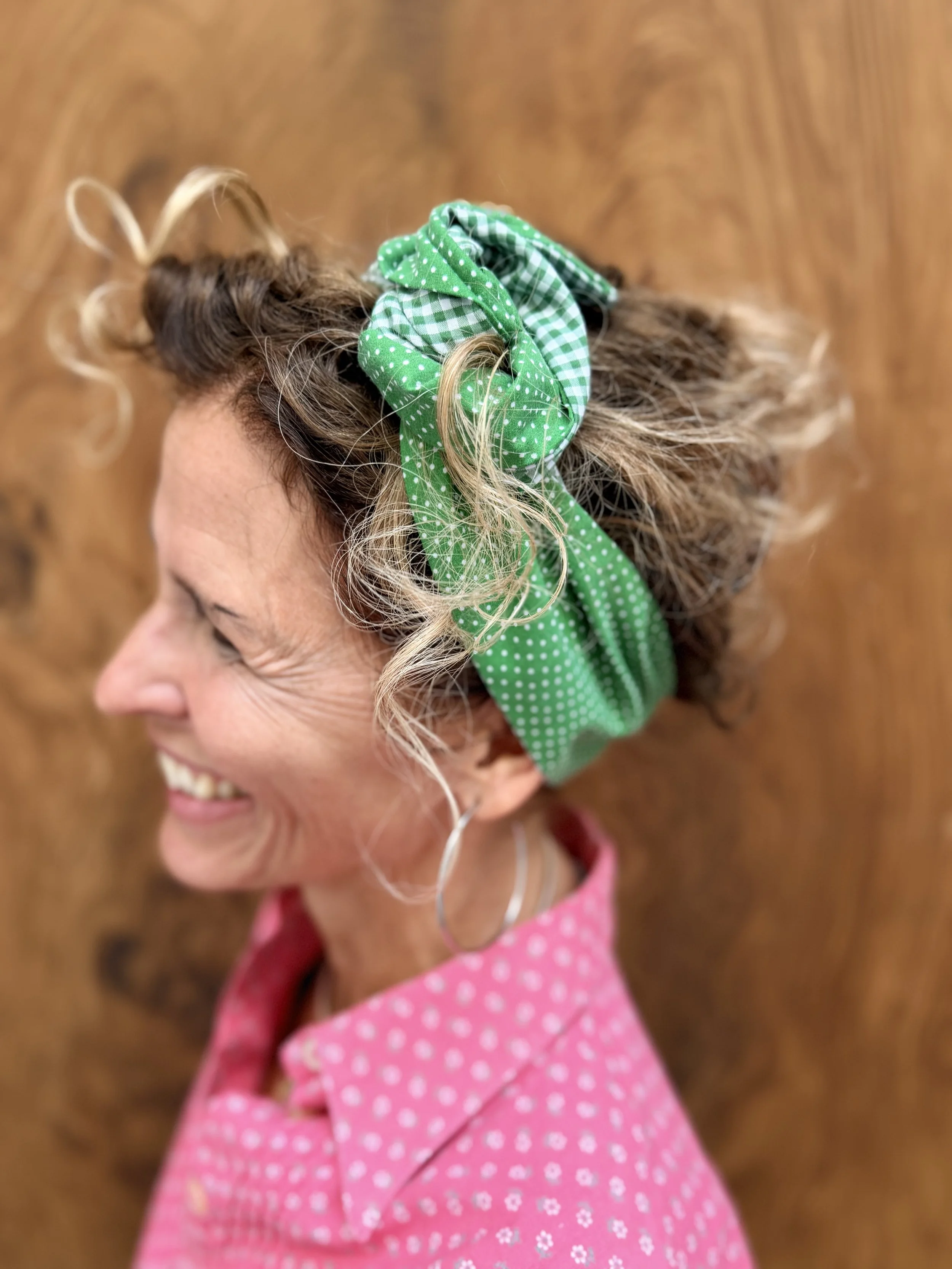 Vroni – wendbares grünes Upcycling-Haarband mit Punkten und Karo, seitlich getragen