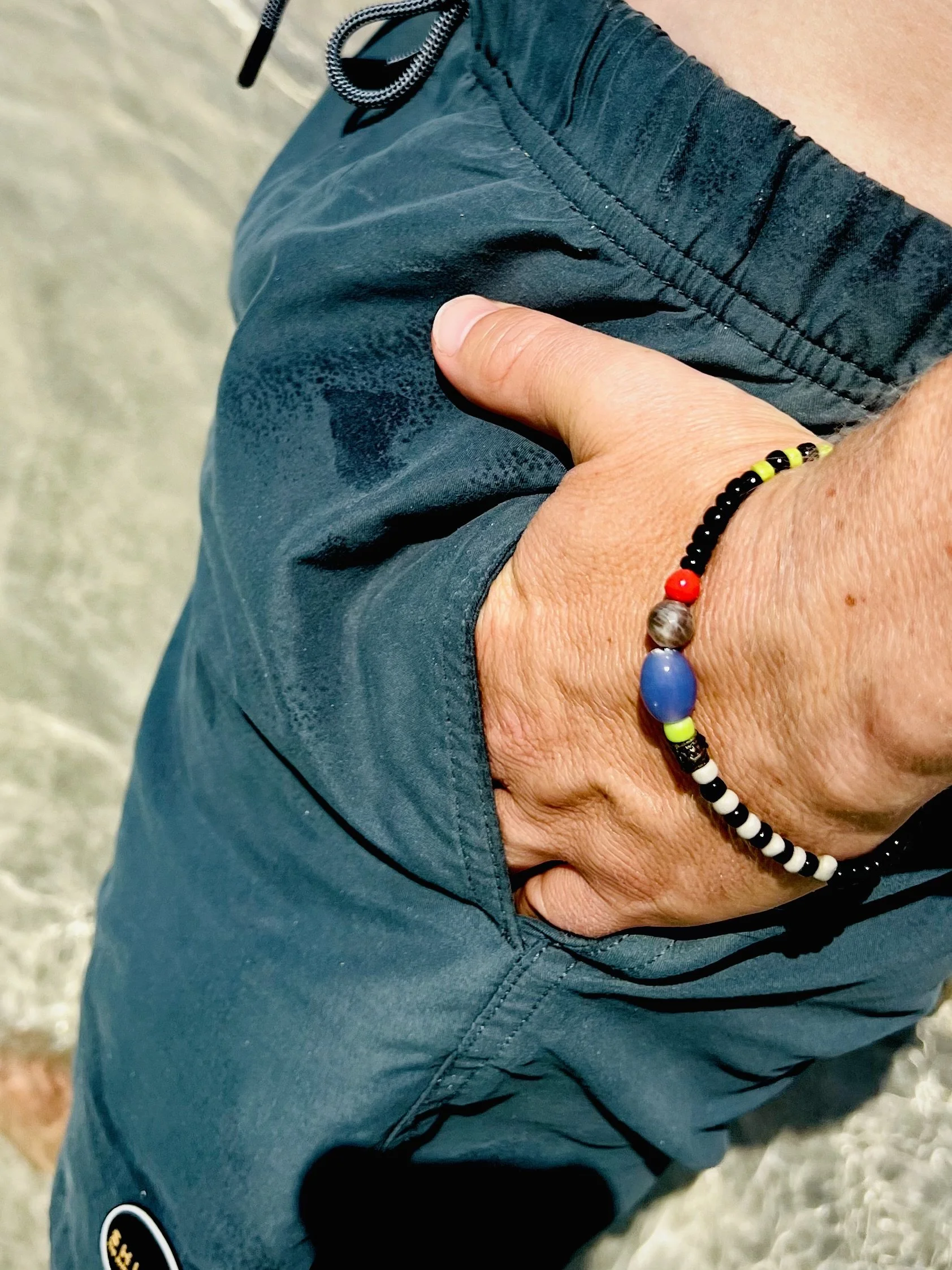 Carlo Blau-Lila Armband mit Schiebeknoten, getragen zu grüner Badehose