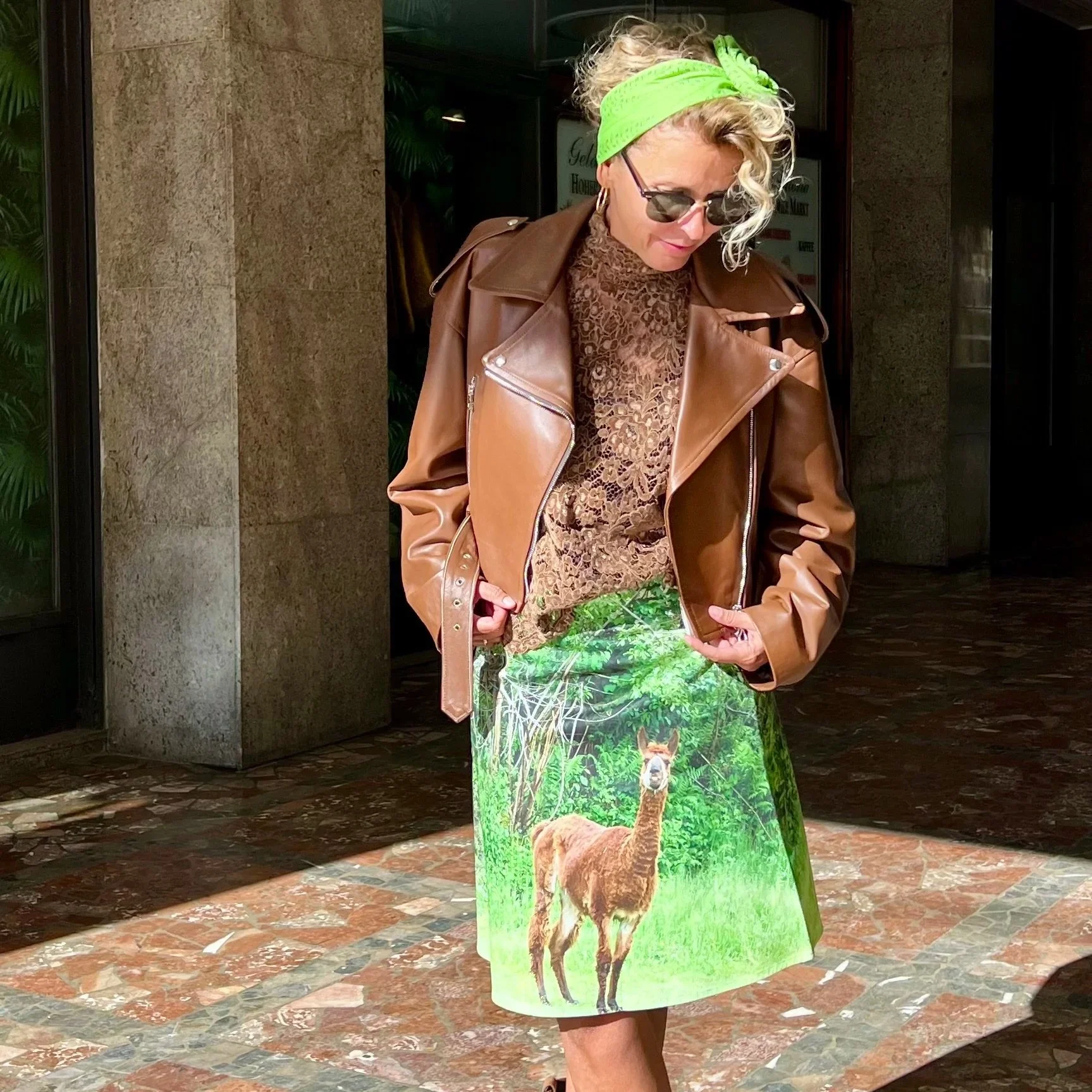 1. Gerlinde – grün-schwarzes Upcycling-Haarband mit Draht, seitlich getragen zu Lederjacke und Rock
