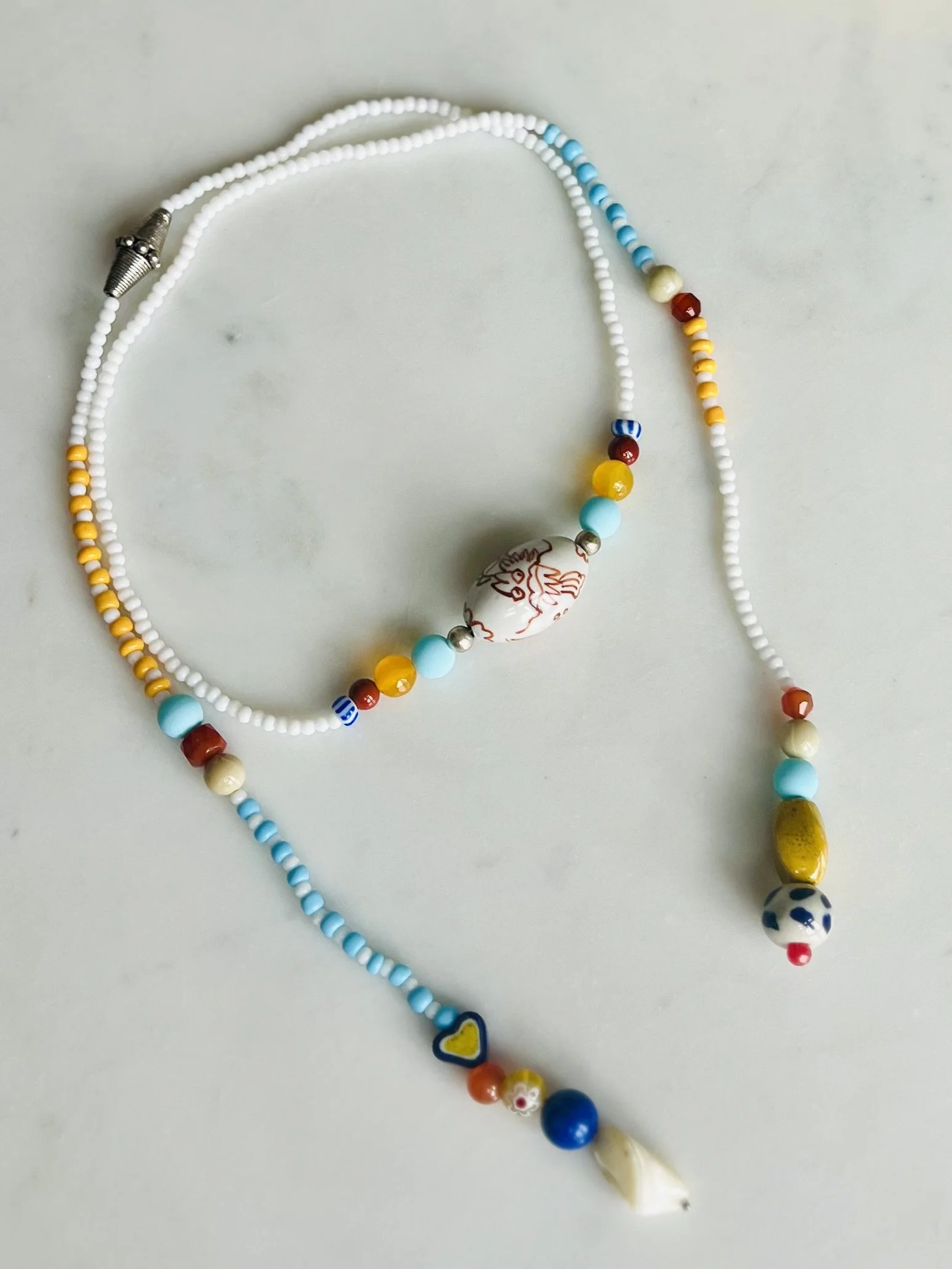 Bindi Belle Weiß-Hellblau-Gelb als Wickelkette aus Vintage-Glasperlen, Karneol, Citrin, Porzellanperlen und Muschel