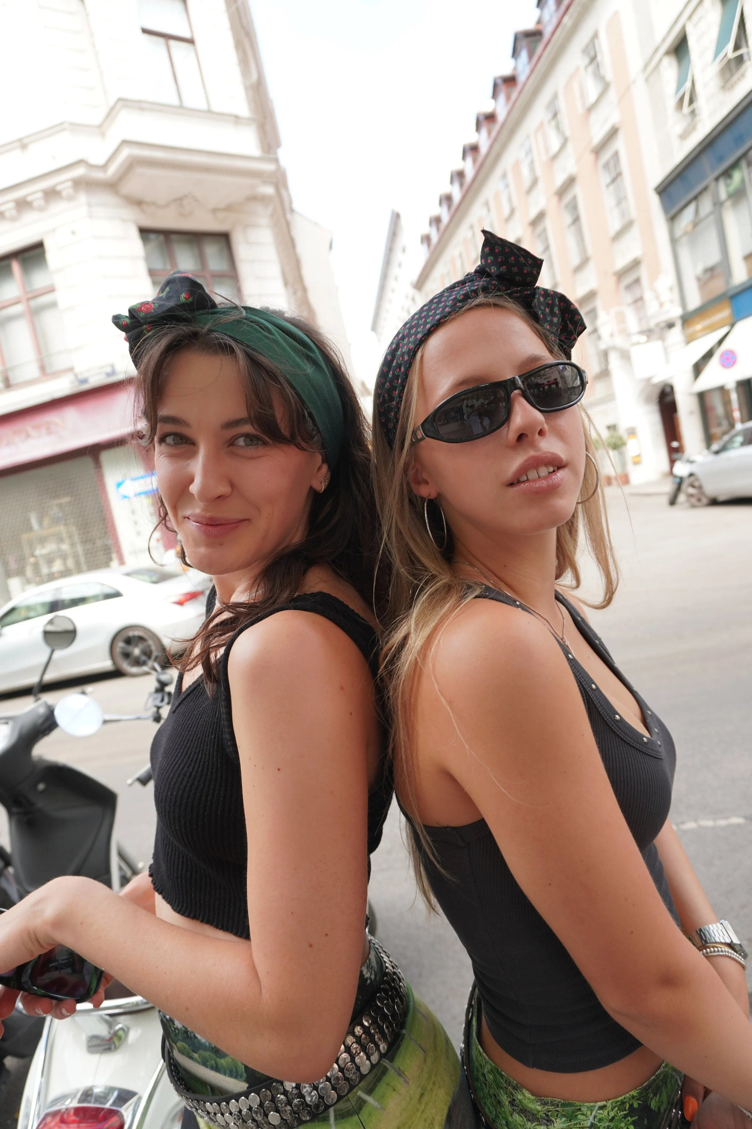 Hilde – grünes Upcycling-Haarband mit Rosen-Rosette im jungen Streetstyle