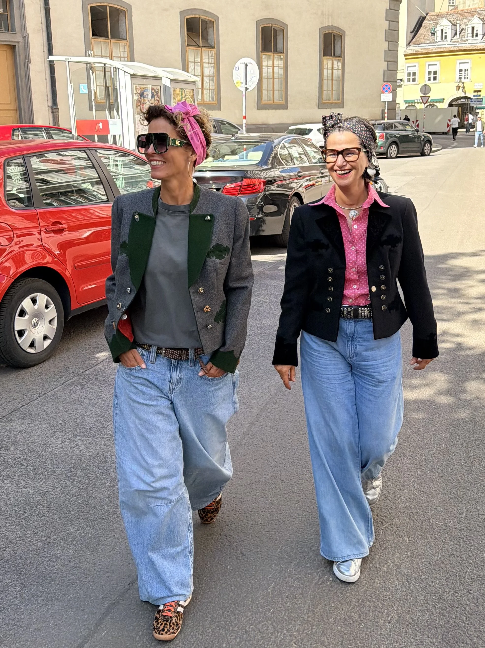 Brigitte – pinkes Upcycling-Haarband im lässigen Alltagslook mit Jeans und Jacke