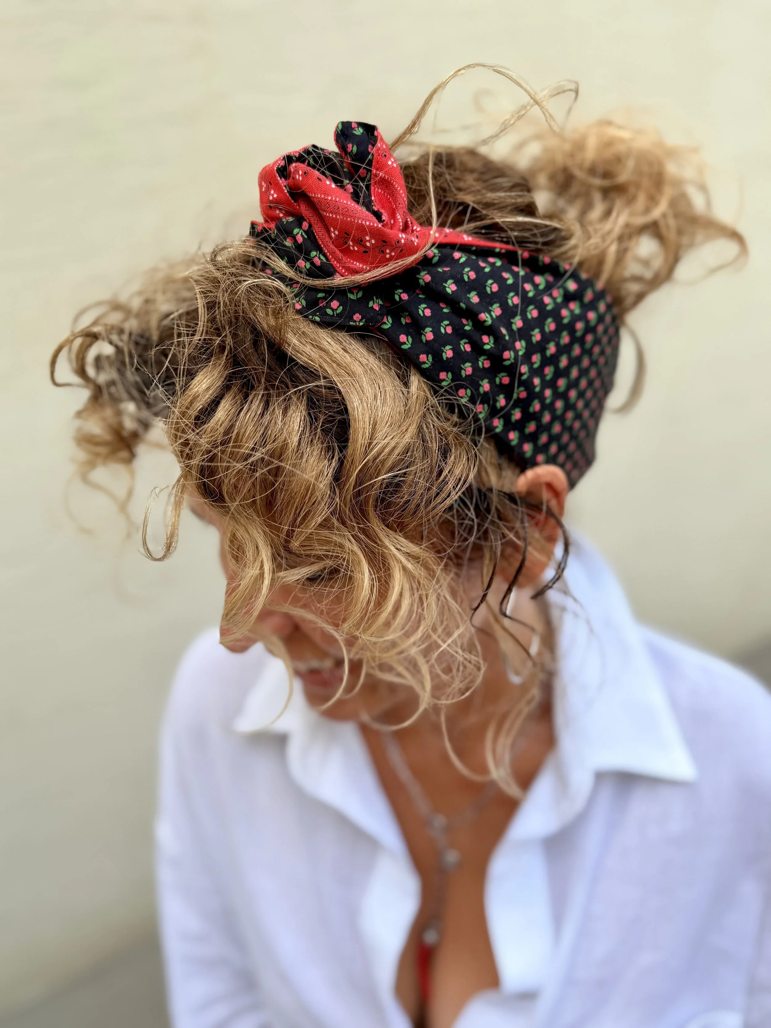 Uschi – schwarz-rotes Upcycling-Haarband aus Dirndlstoff mit formbarem Draht