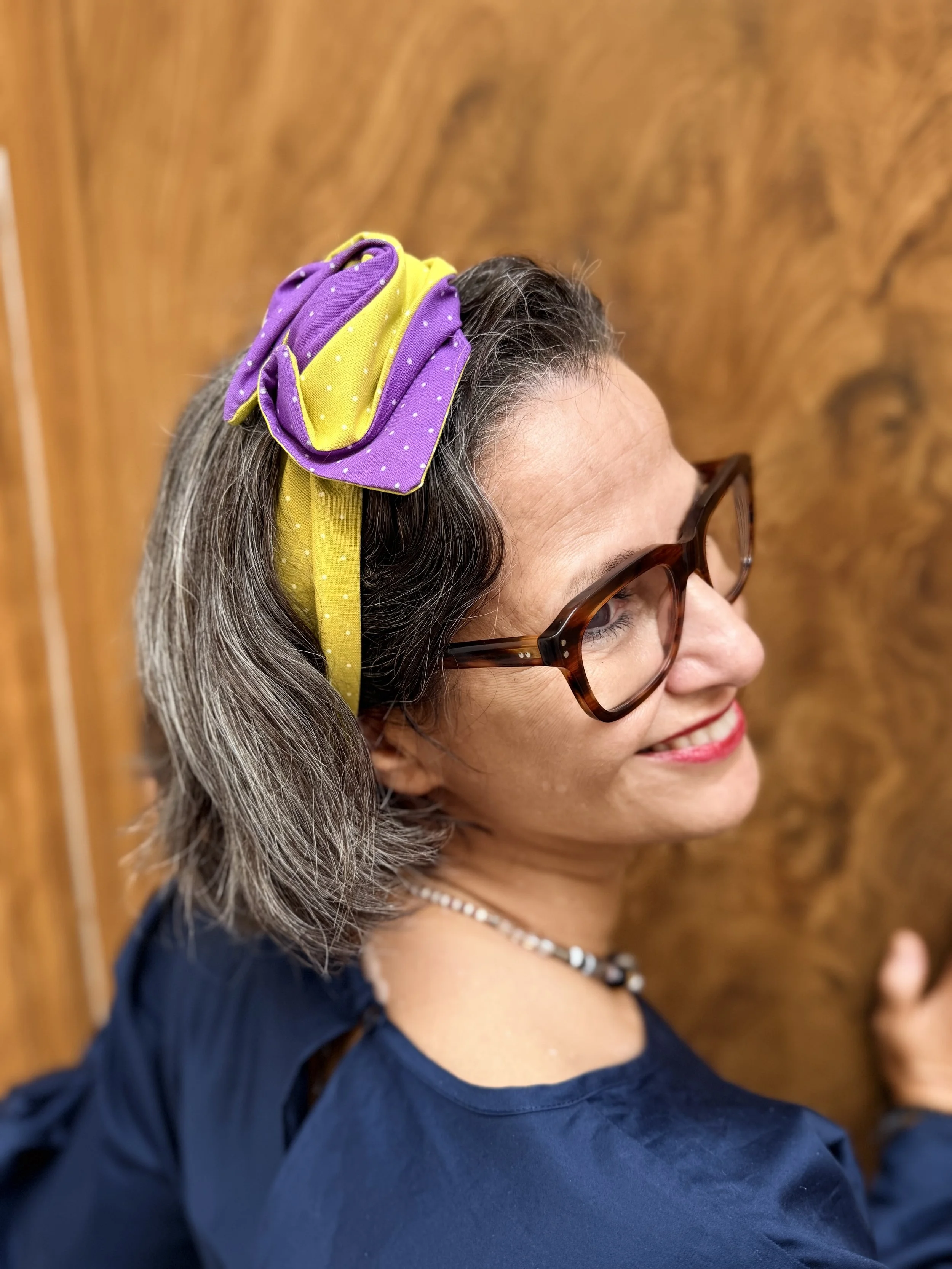 Mitzi – handgenähtes Dirndl-Haarband in Lila und Senfgelb, als auffällige Masche gestylt