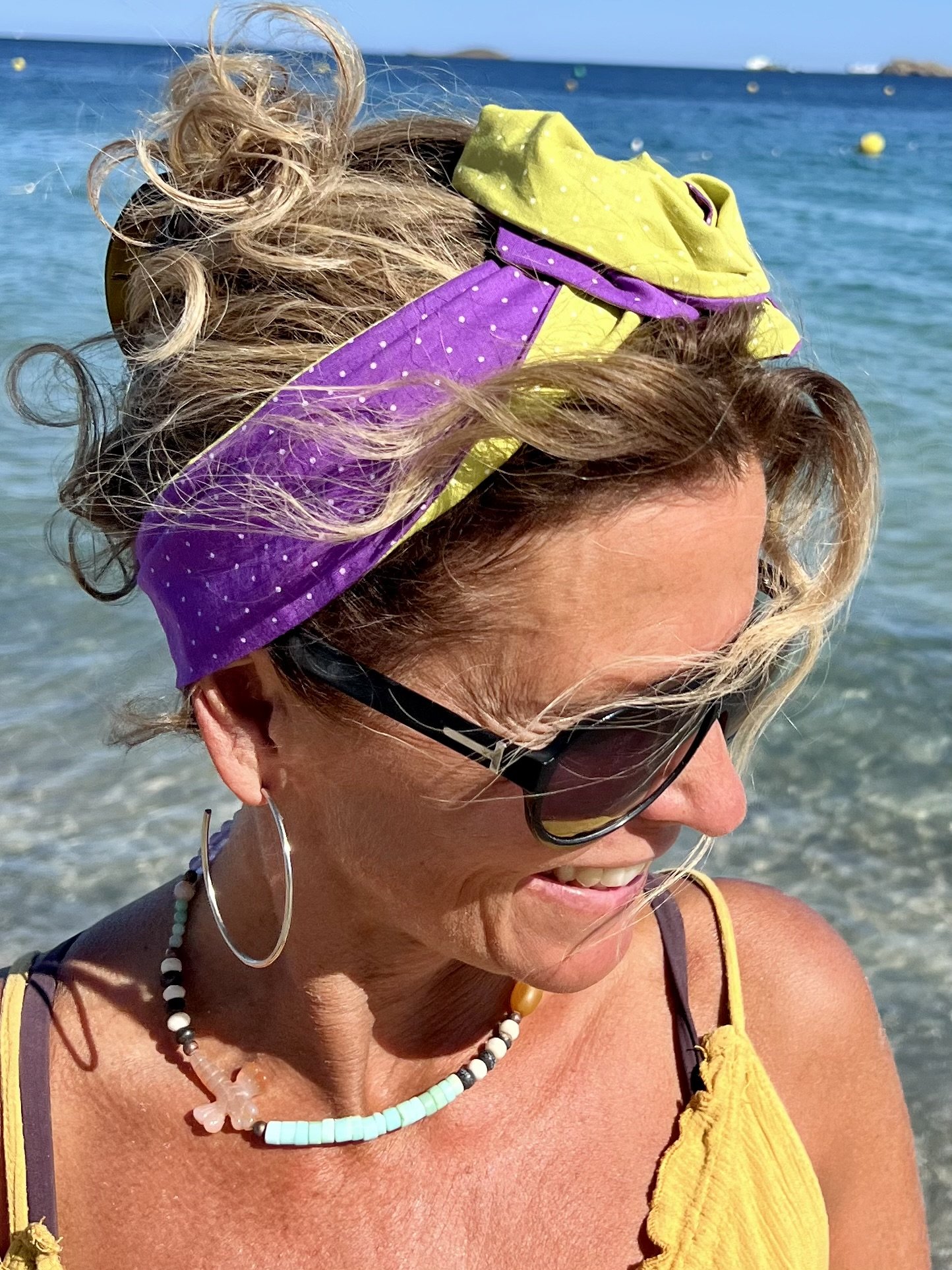 Mitzi – lila-senfgelbes Haarband aus altem Dirndlstoff, sommerlich am Wasser getragen