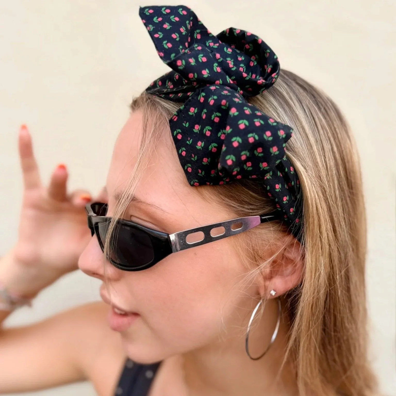 Renate – Dirndl-Haarband schwarz mit Blümchen
