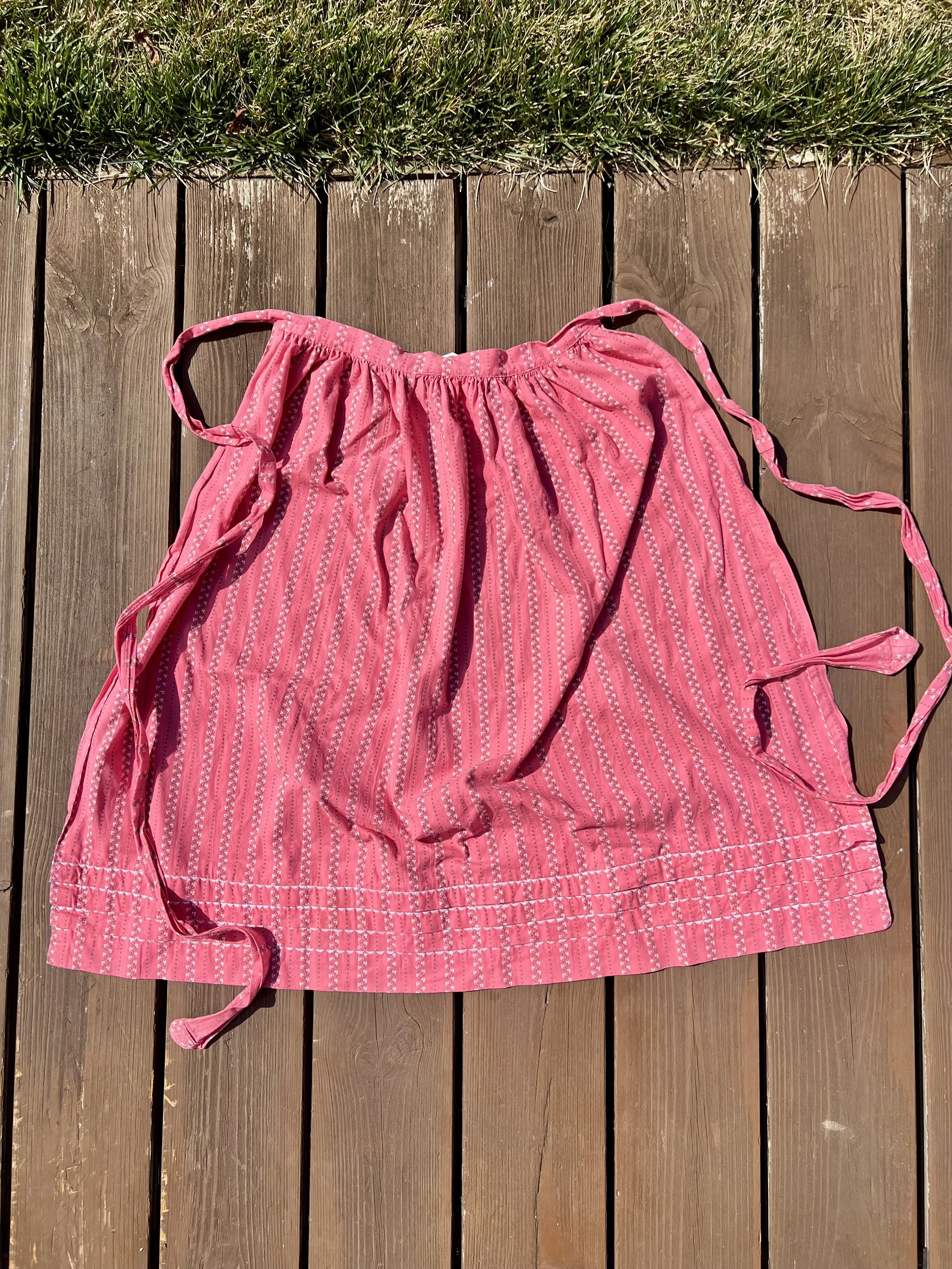 Ursprüngliche Dirndlschürze, aus deren Stoff das Upcycling-Haarband Elfi gefertigt wurde