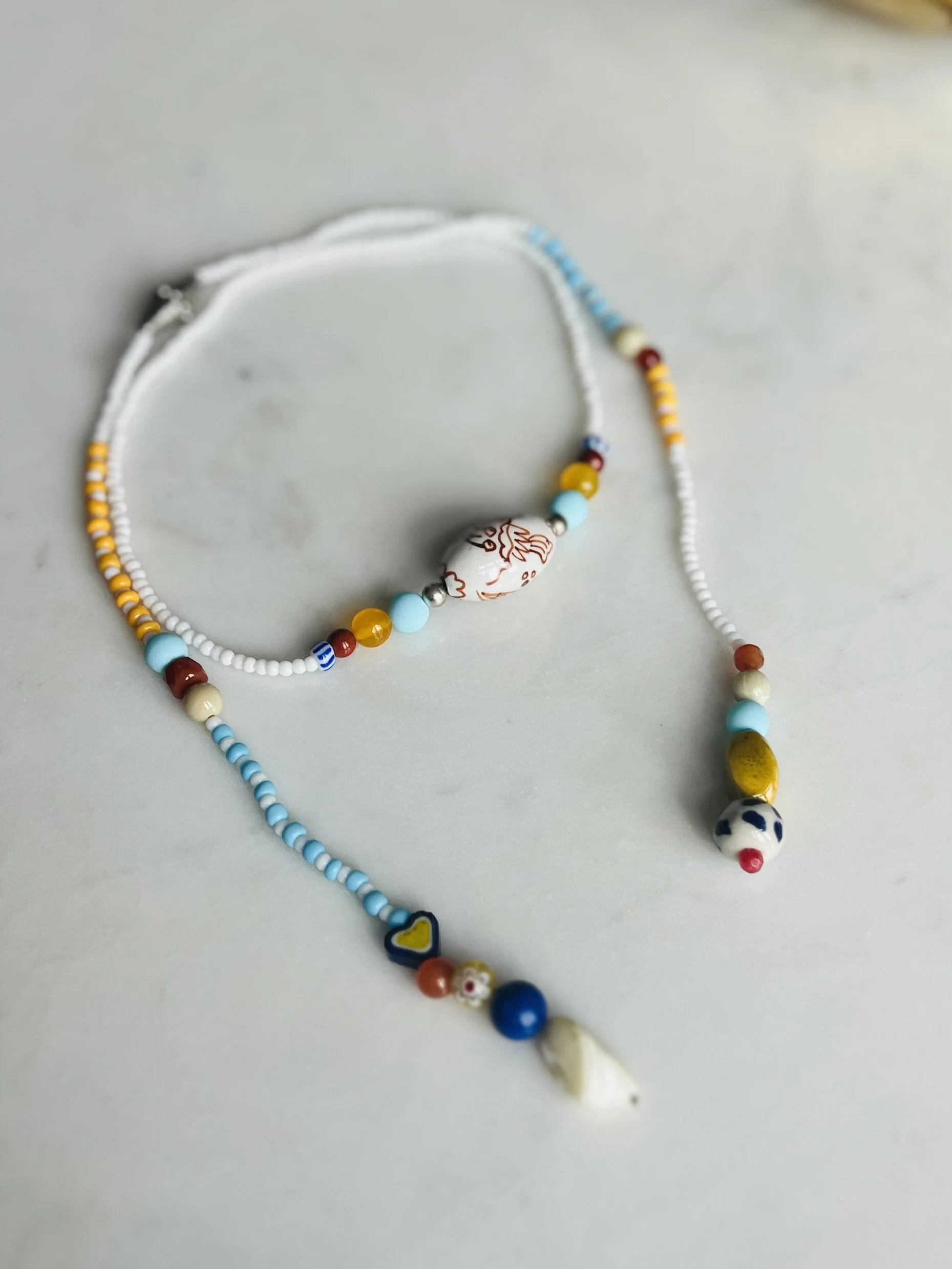 Bindi Belle Weiß-Hellblau-Gelb als Wickelkette aus Vintage-Glasperlen, Karneol, Citrin, Porzellanperlen und Muschel