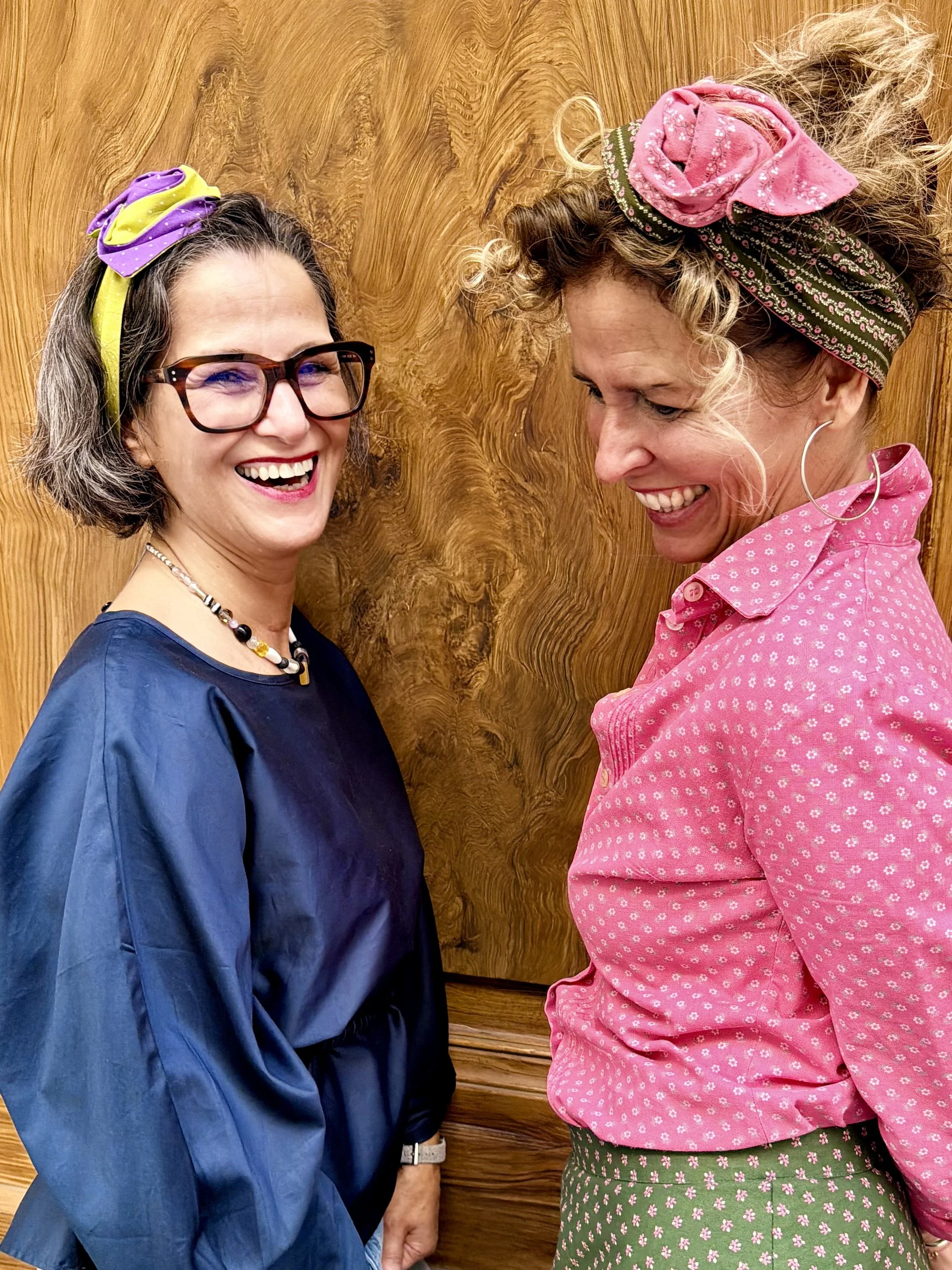 Mitzi – Upcycling-Haarband aus Dirndlstoff, unterschiedlich gestylt als farbenfrohes Accessoire