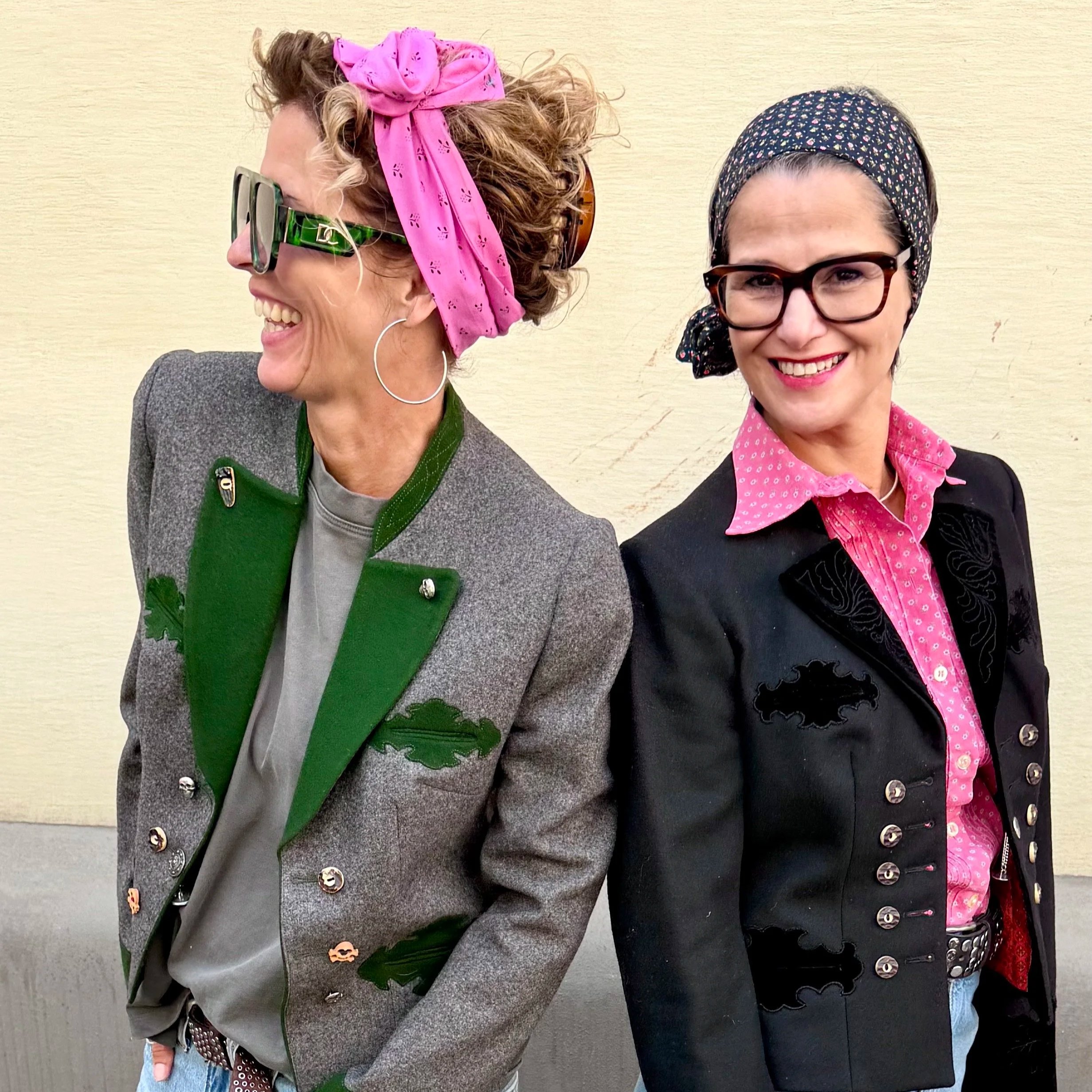 Pinkes Dirndl-Haarband Brigitte im Streetstyle, kombiniert mit Jeans und Trachtenjacke