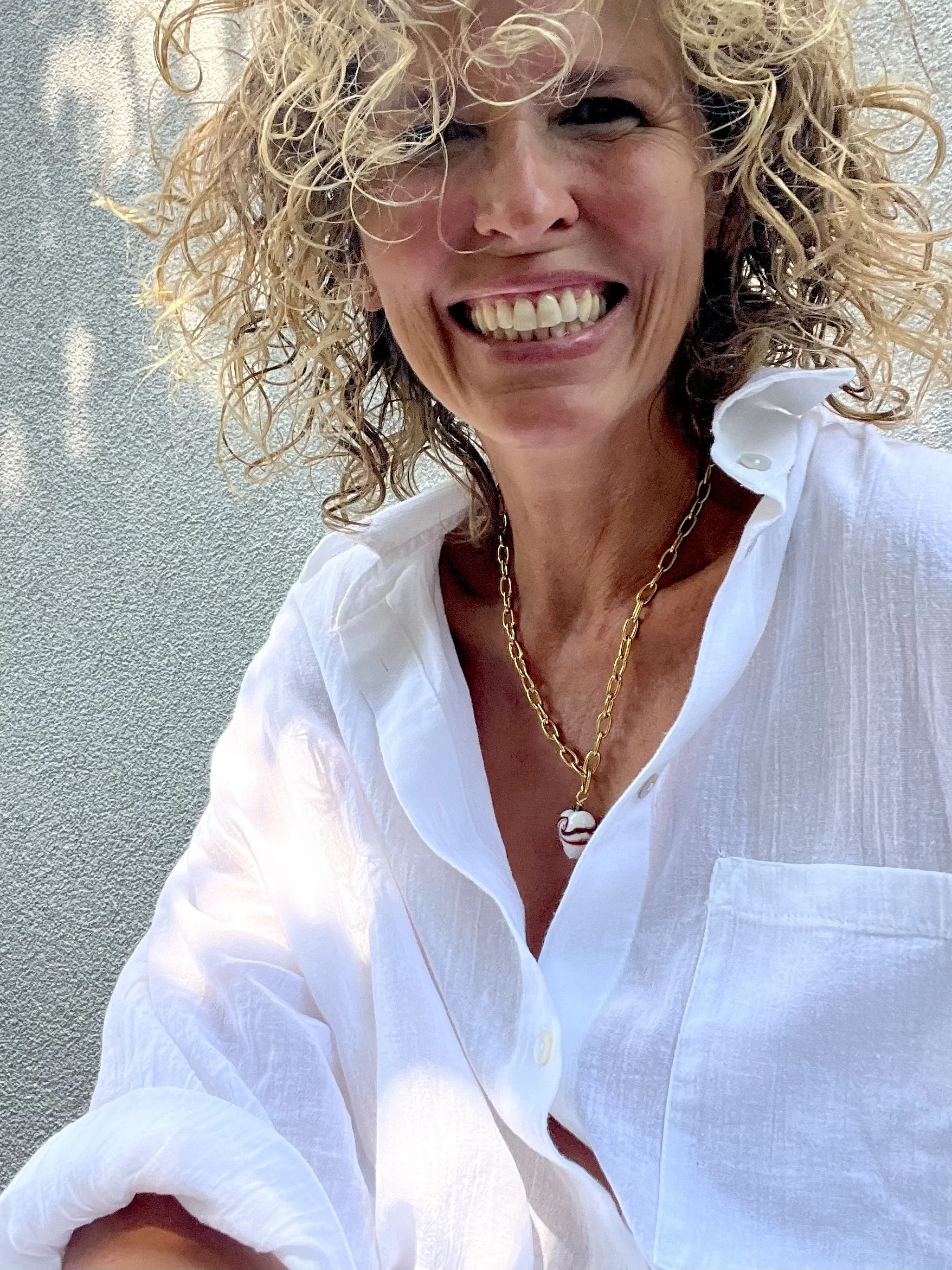 Frau trägt die Gladys Big White Heart im Sonnenlicht.