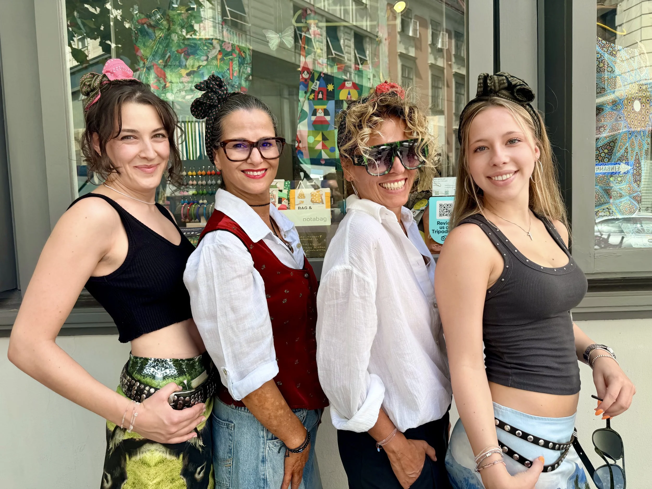Renate – schwarzes Dirndl-Haarband mit Blümchen im Gruppenfoto mit verschiedenen frohlotte Haarbändern