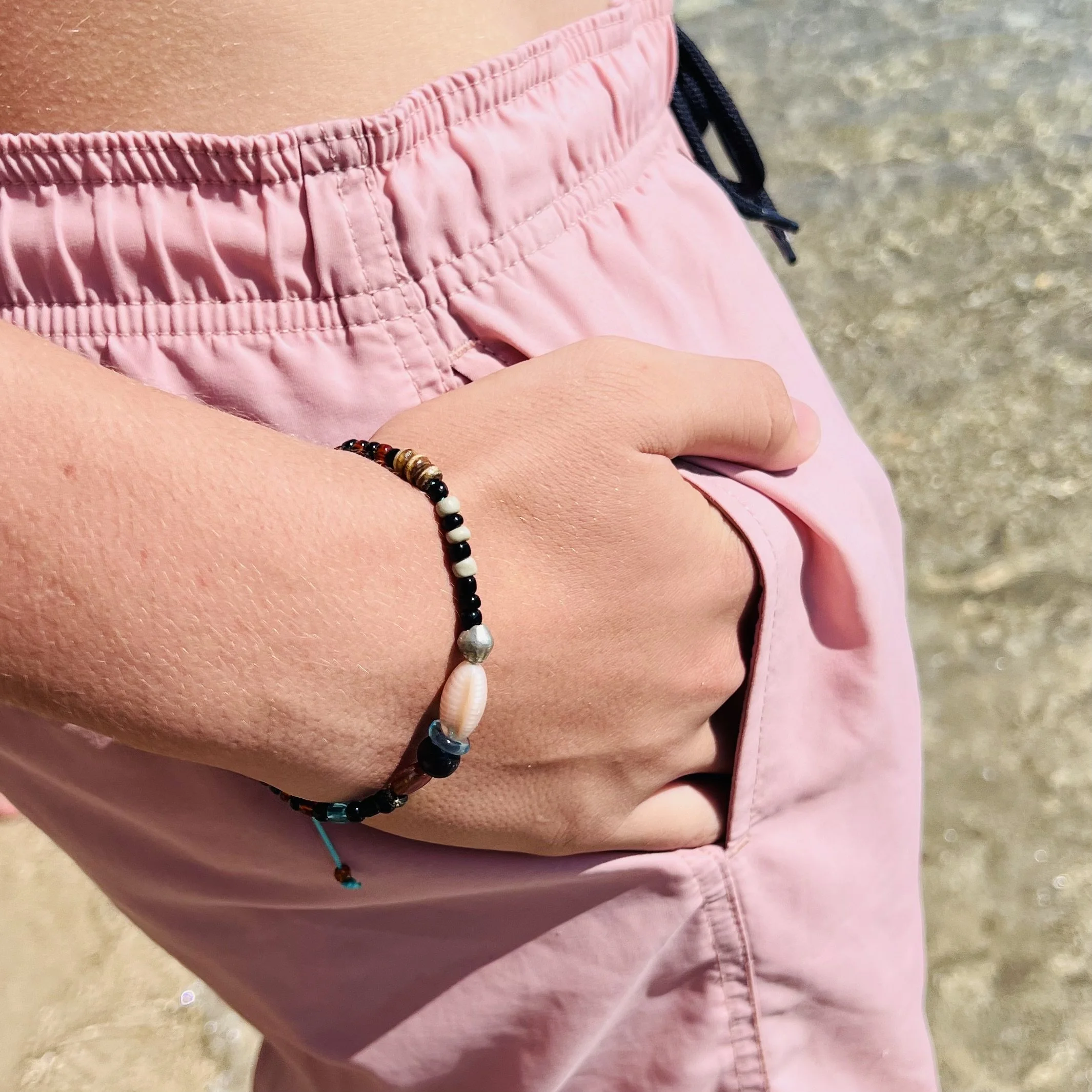 Carlo Braun Männerarmband aus Vintage-Perlen getragen am Handgelenk