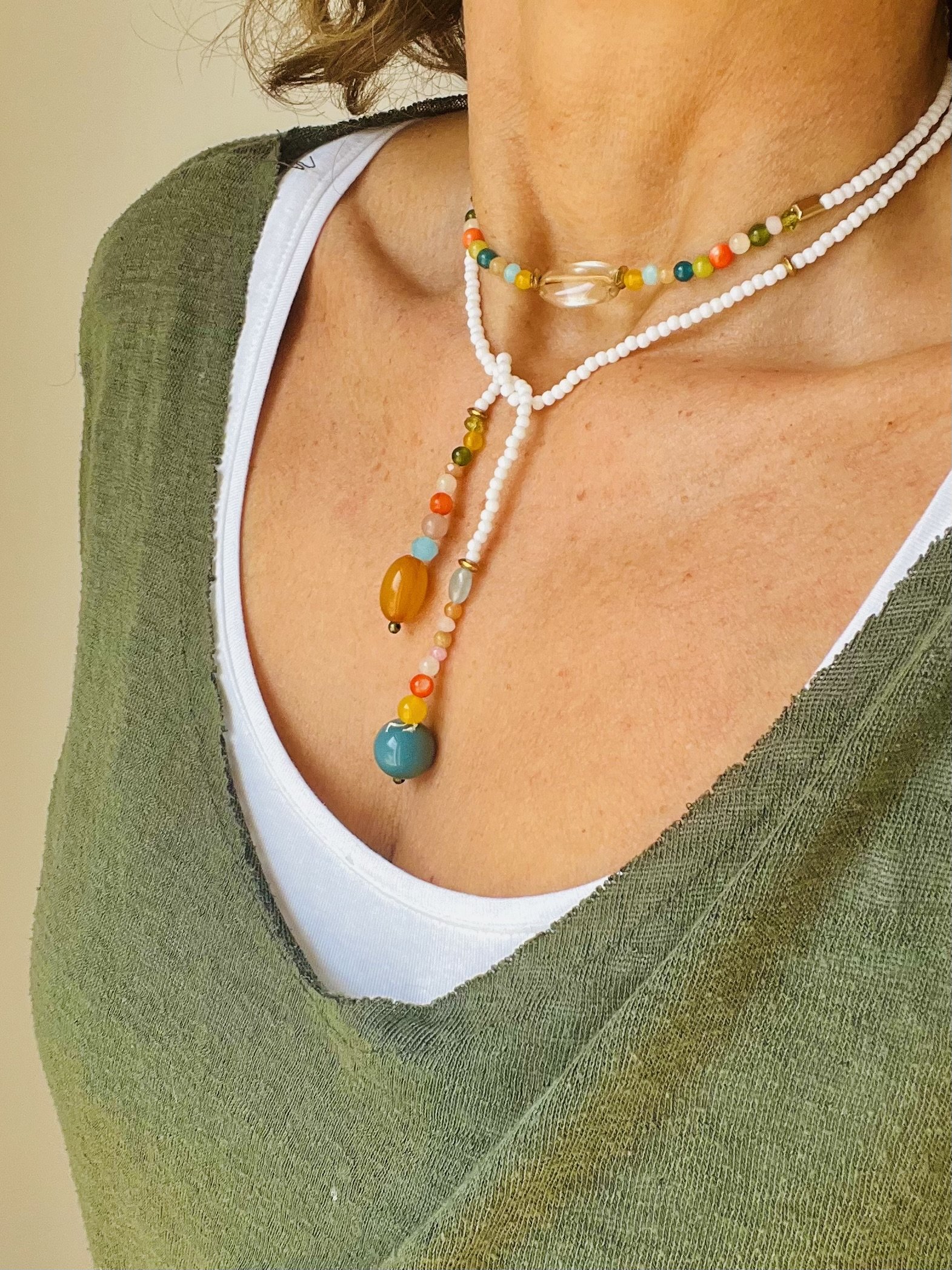 Detail der Bindi Belle mit Vintage-Bernstein und bunten Glasperlen
