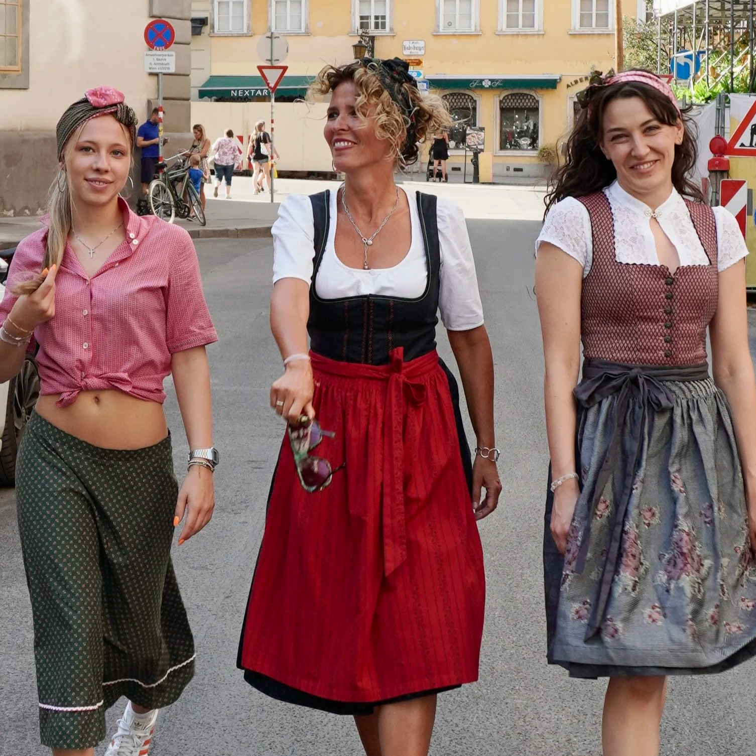 frohlotte Dirndl-Haarbänder im Wiener Streetstyle, getragen von drei Frauen in unterschiedlichen Looks