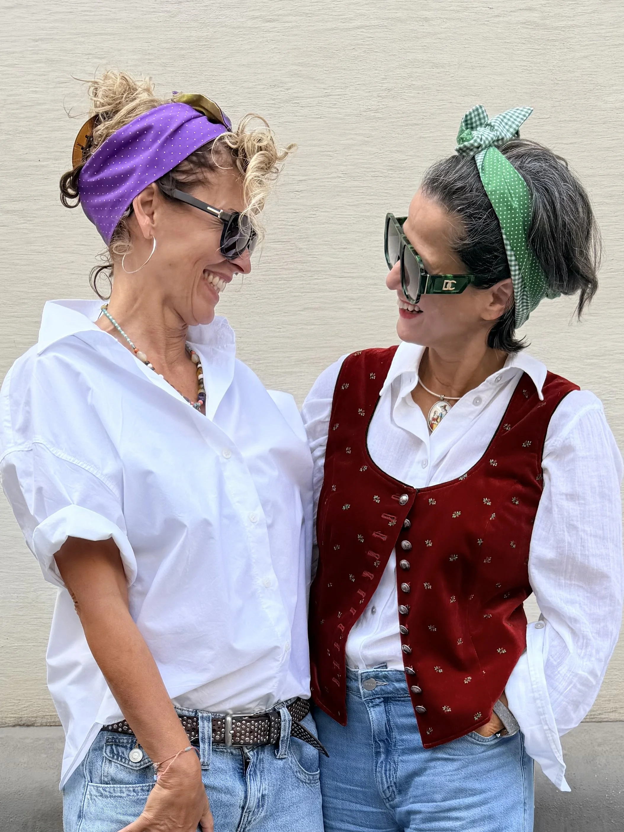 Grünes Dirndl-Haarband Vroni im gemeinsamen Lifestyle-Look, seitlich als Masche getragen