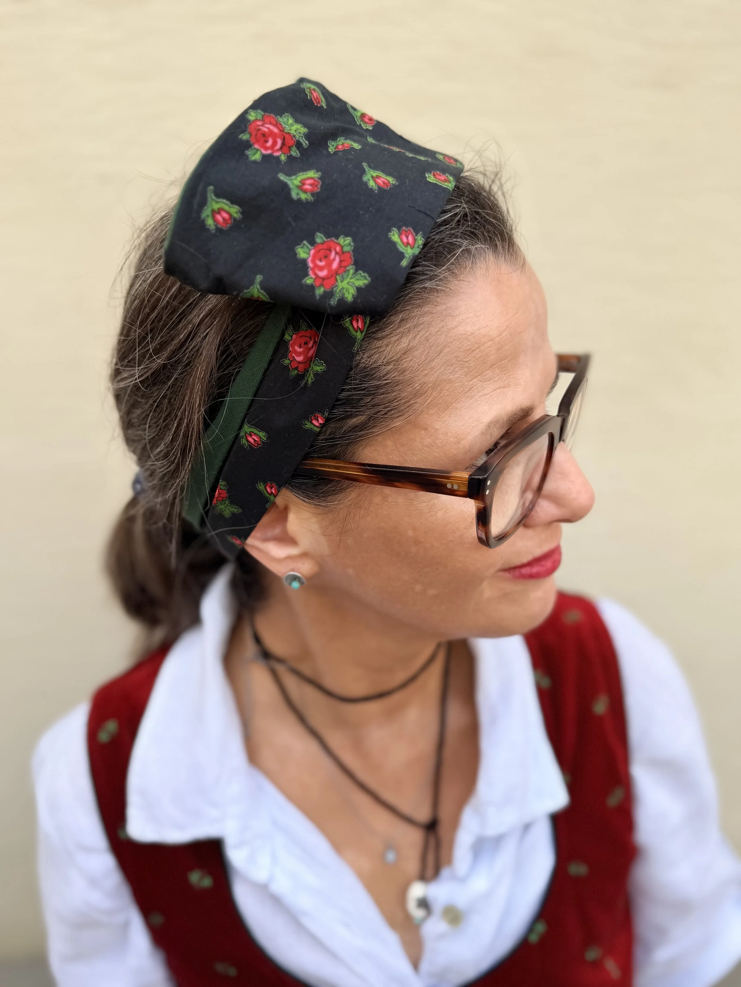 Dirndl-Haarband Hilde schwarz-grün mit rosa Rosen, kombiniert mit Trachtenlook und weißer Bluse