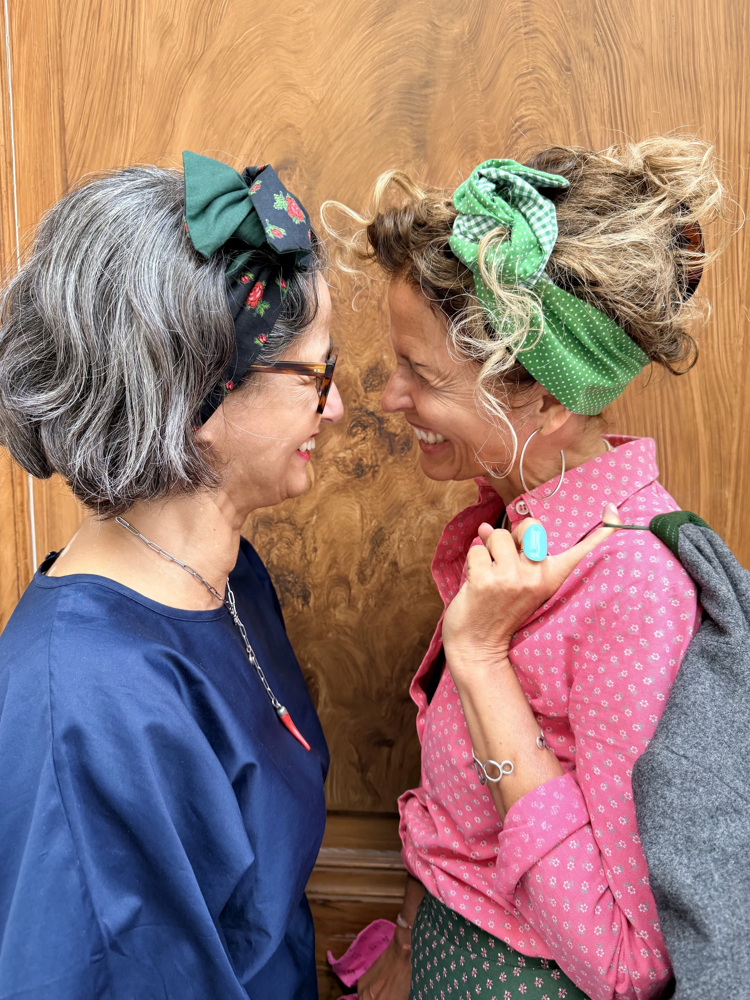Grünes Upcycling-Haarband Vroni mit Punkten und Karo, lässig im Alltag getragen