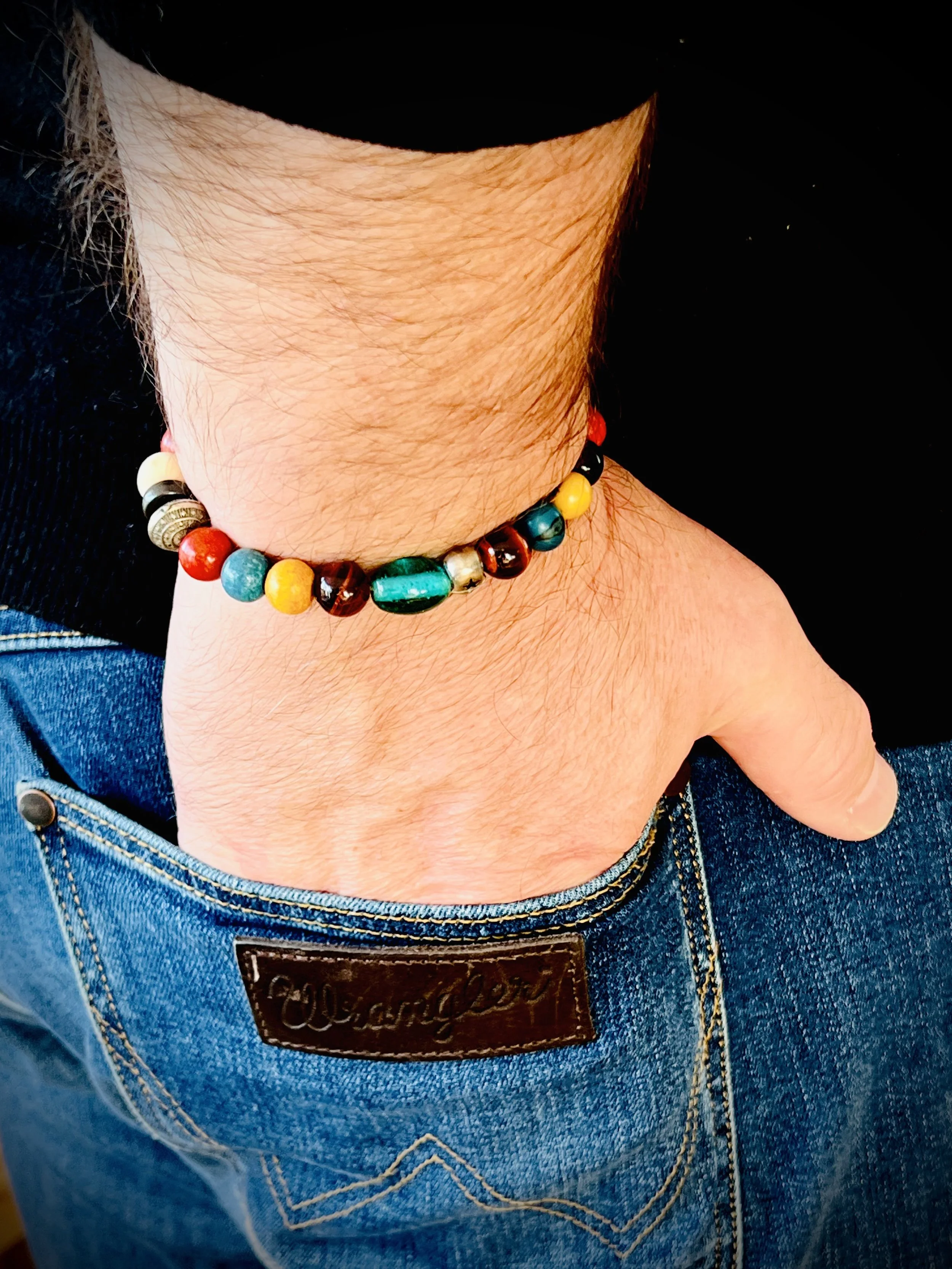 Big Boy Petrol Skull Perlenarmband von der Rückseite des Handgelenks gezeigt