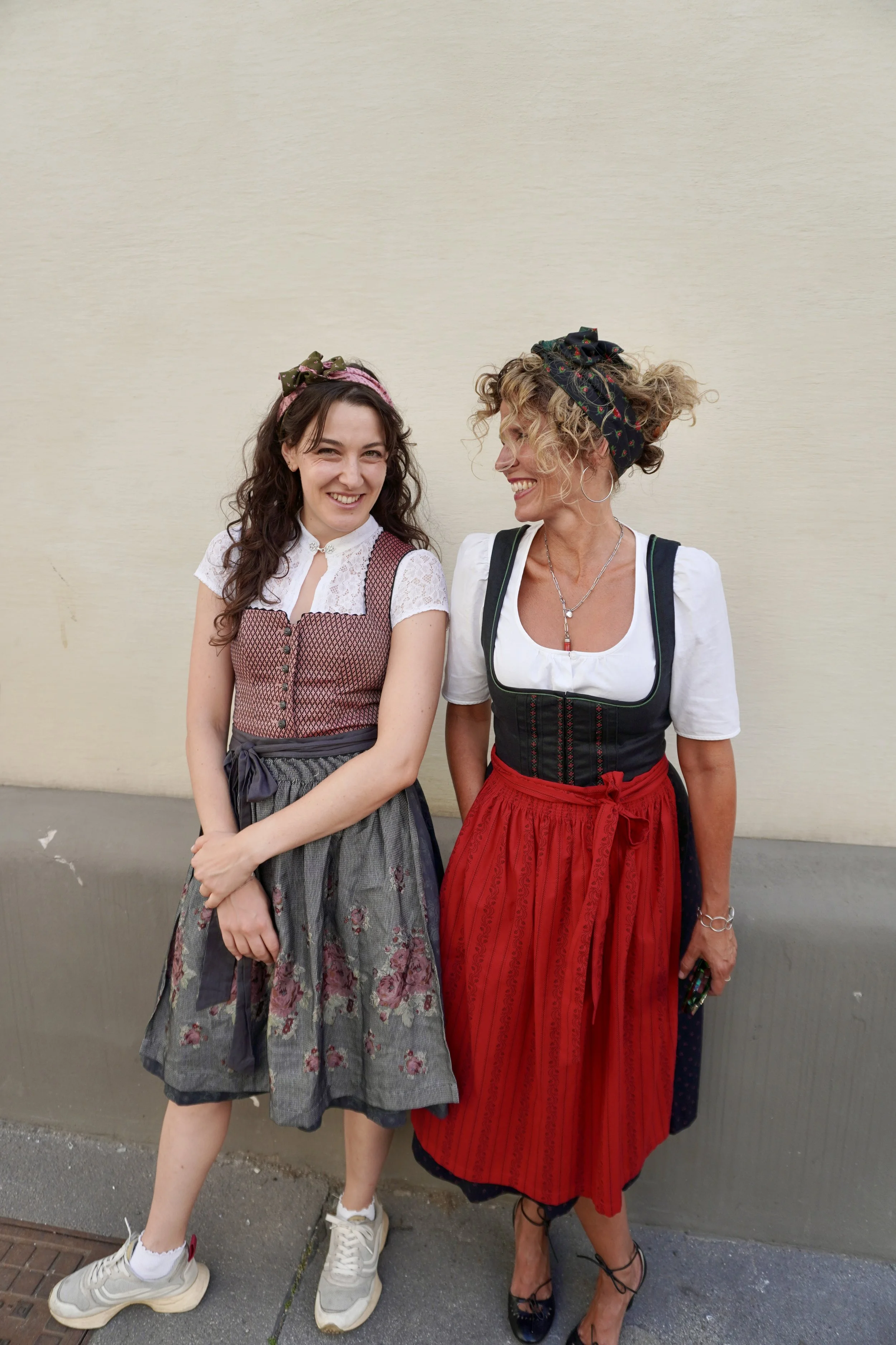 Hilde – rockiges Dirndl-Haarband mit rosa Rosen, kombiniert mit Dirndl