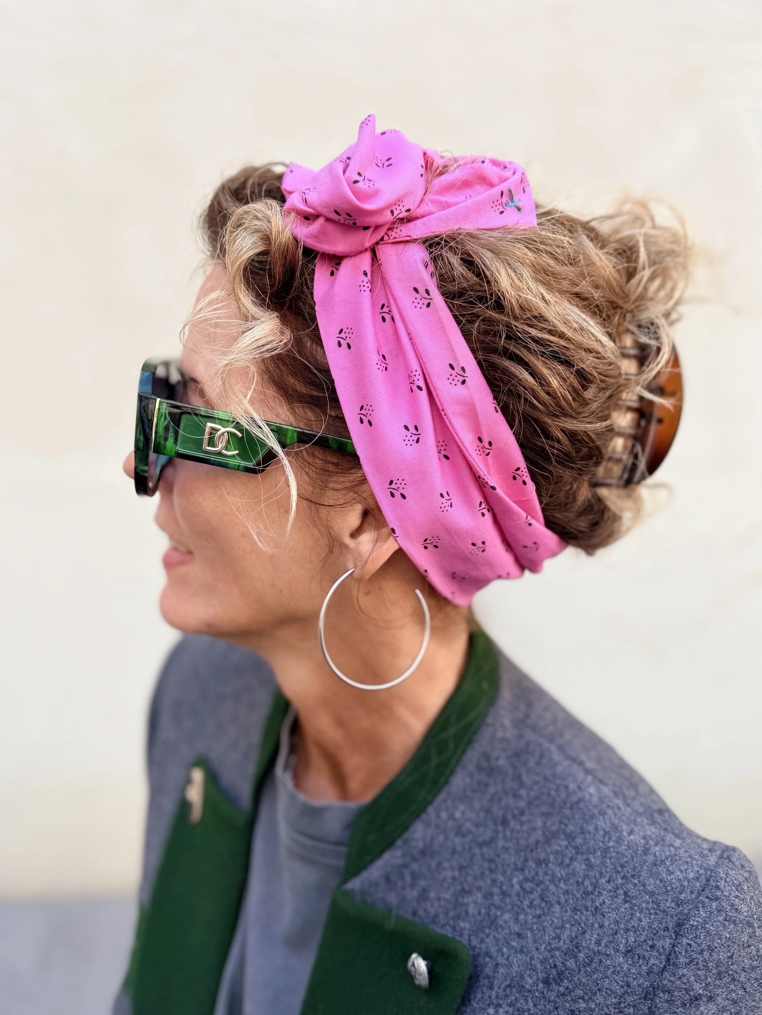 Brigitte – pinkes Upcycling-Haarband mit Draht, seitlich als Masche gebunden