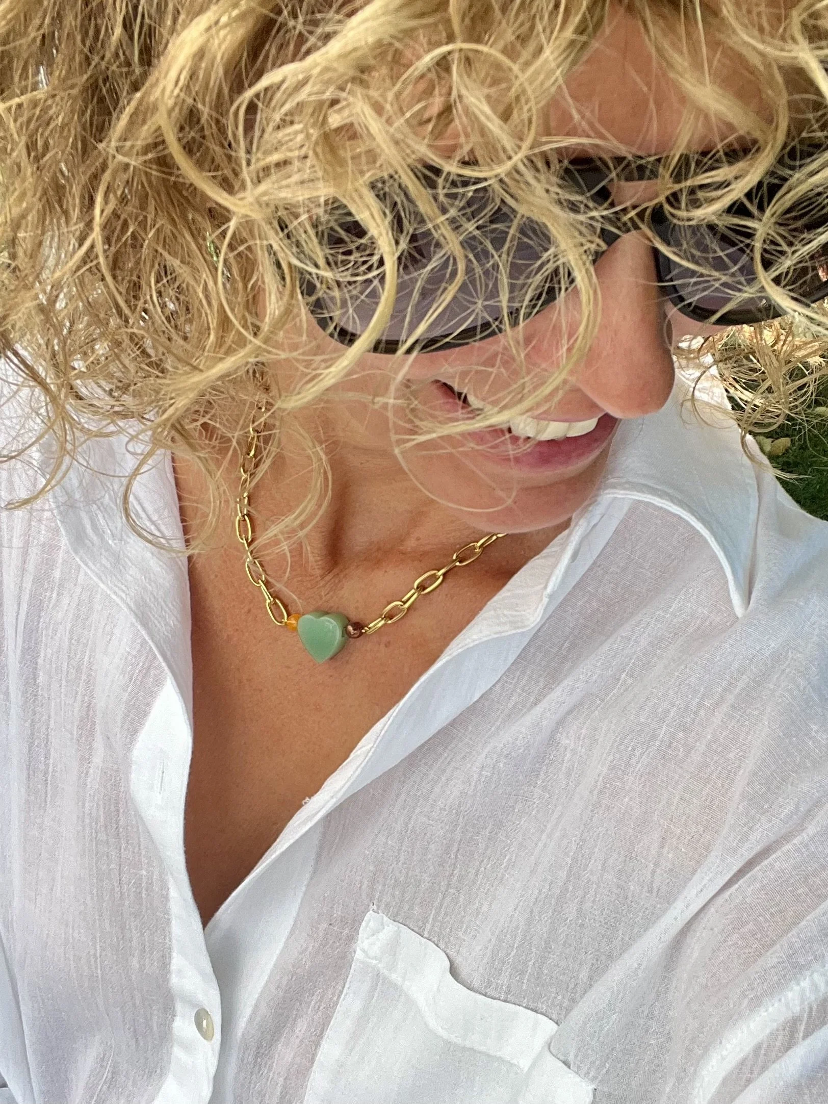 Detailaufnahme der Gladys Jadeherz mit echtem Jadeherz an einer Edelstahlkette mit Goldfinish.