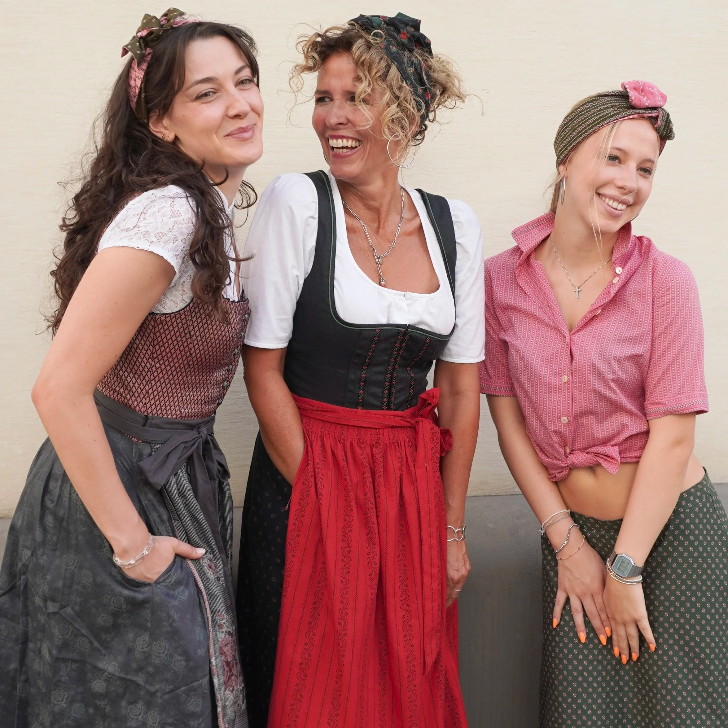 Upcycling-Dirndl-Haarbänder von frohlotte im modernen Trachten-Styling mit drei unterschiedlichen Bindungen