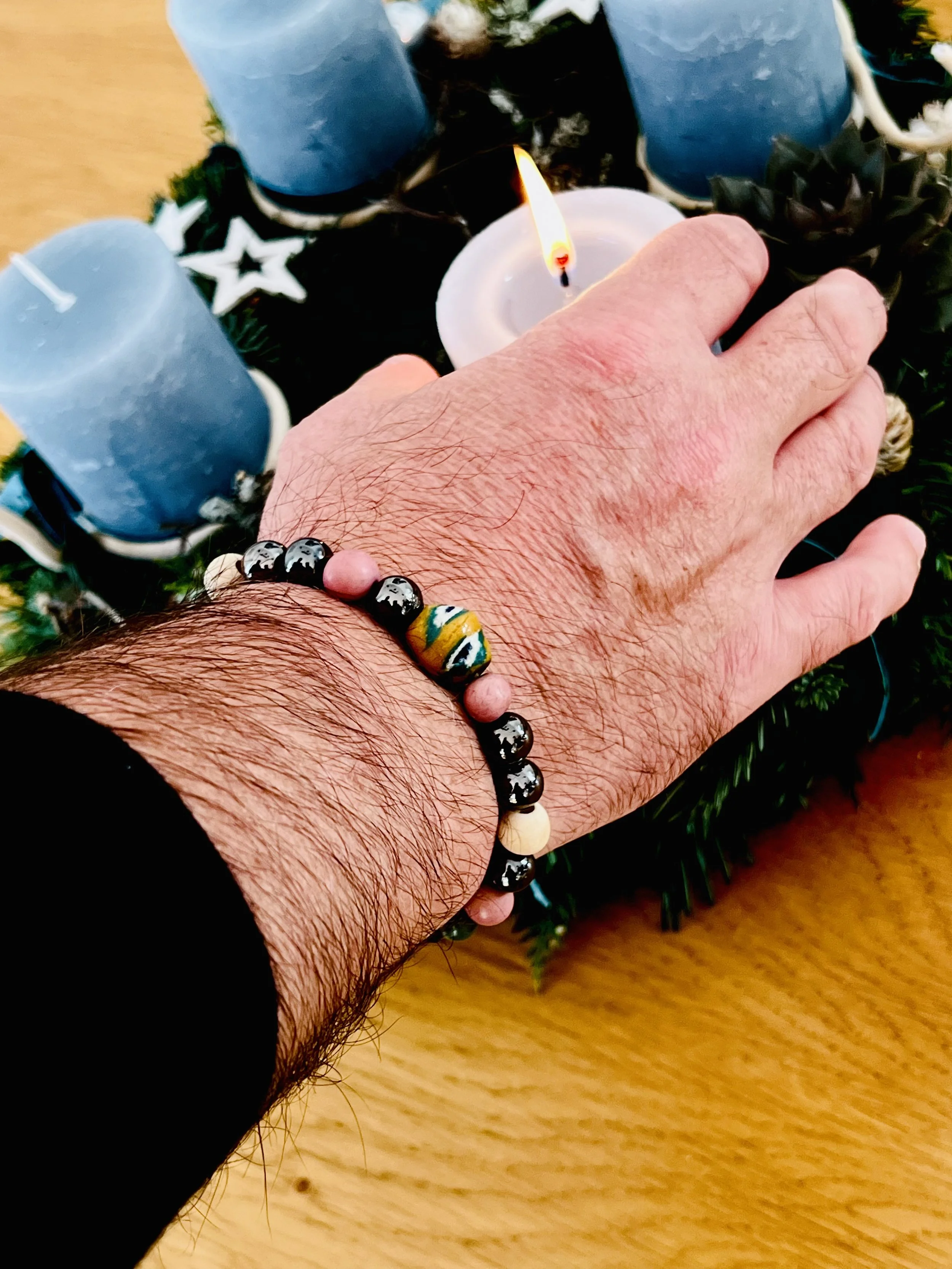 Big Boy Rosa-Mint als handgemachtes Männerarmband in einer stimmungsvollen Szene getragen