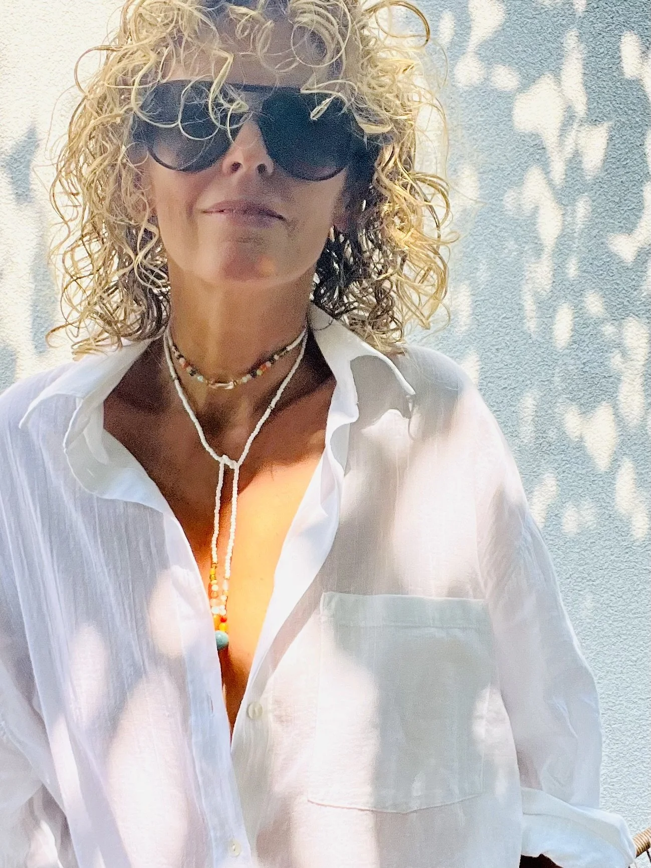 Wickelkette Bindi Belle im Sonnenlicht getragen