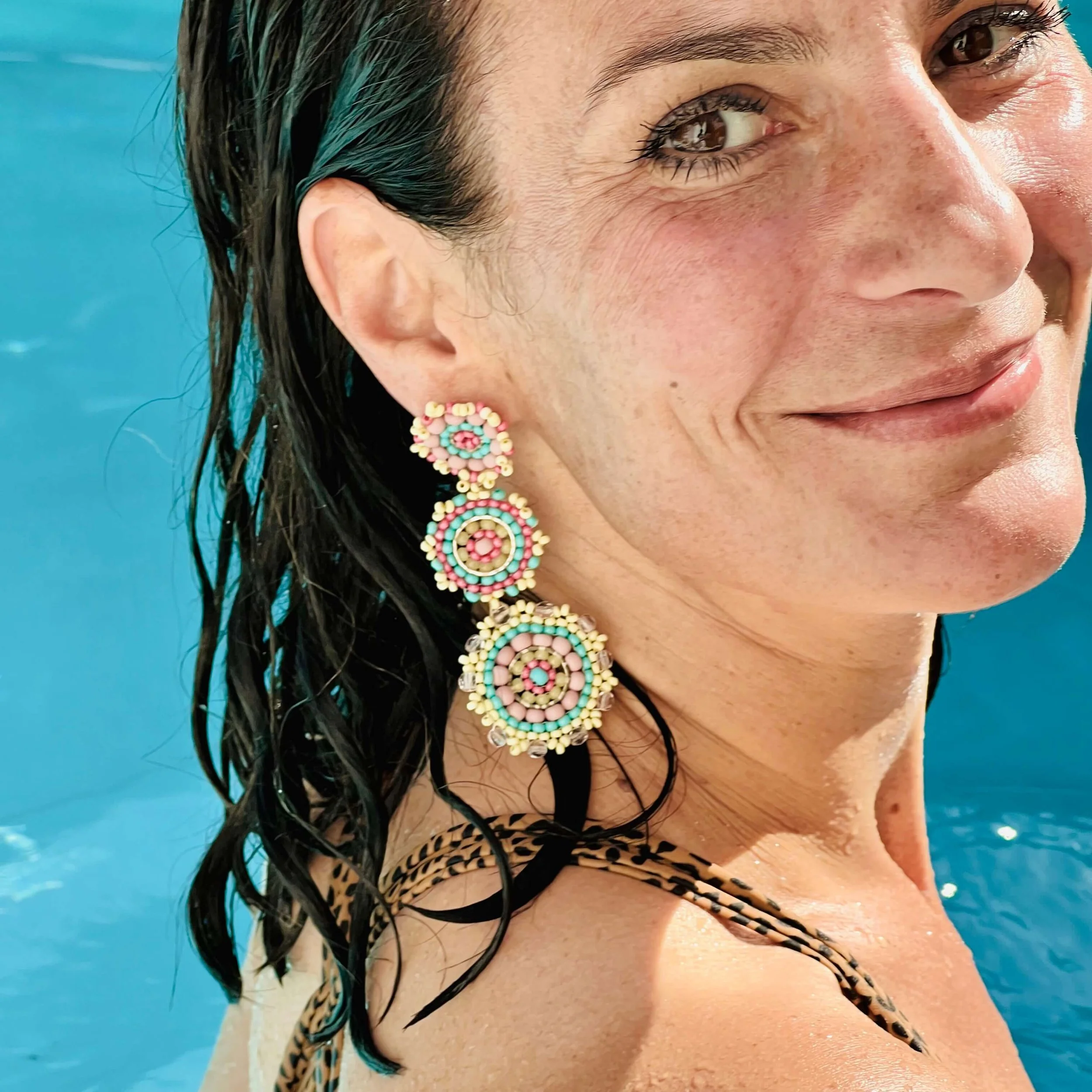 Frau mit bunten Ohrringen im Wasser, Frohlotte Schmuck