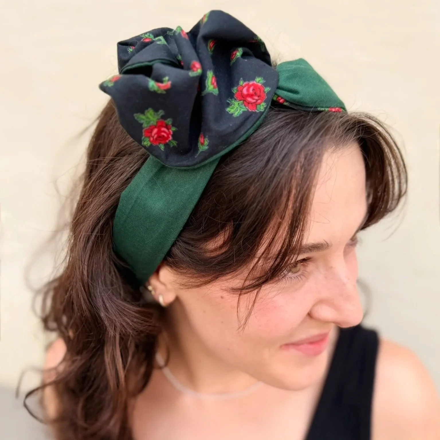 Hilde – wendbares Dirndl-Haarband mit grüner Seite außen und sichtbarer Rosen-Rosette