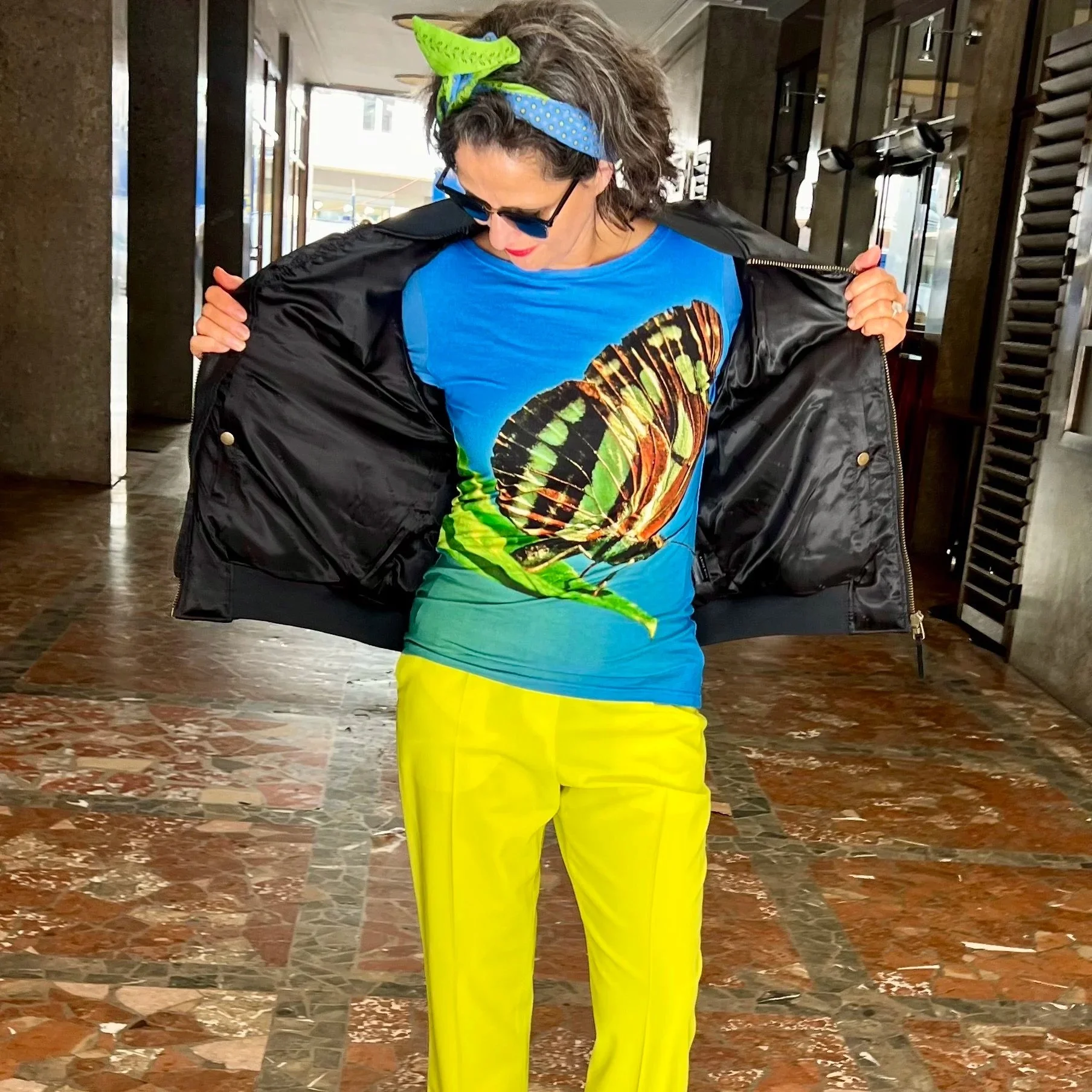 Blau-grünes Upcycling-Haarband Hannelore mit Kreismuster und grasgrüner Stoffseite