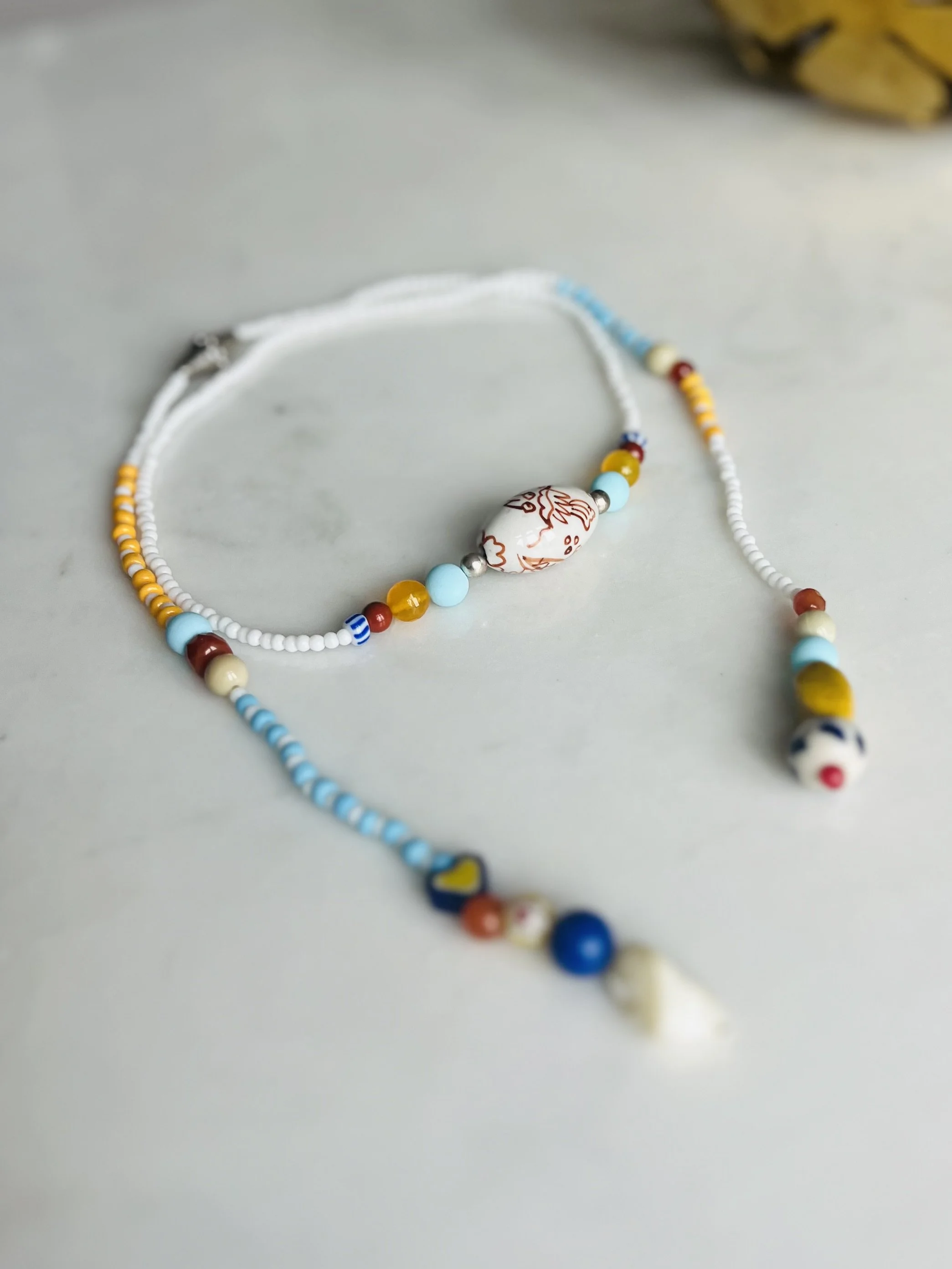 Bindi Belle Weiß-Hellblau-Gelb als Wickelkette aus Vintage-Glasperlen, Karneol, Citrin, Porzellanperlen und Muschel