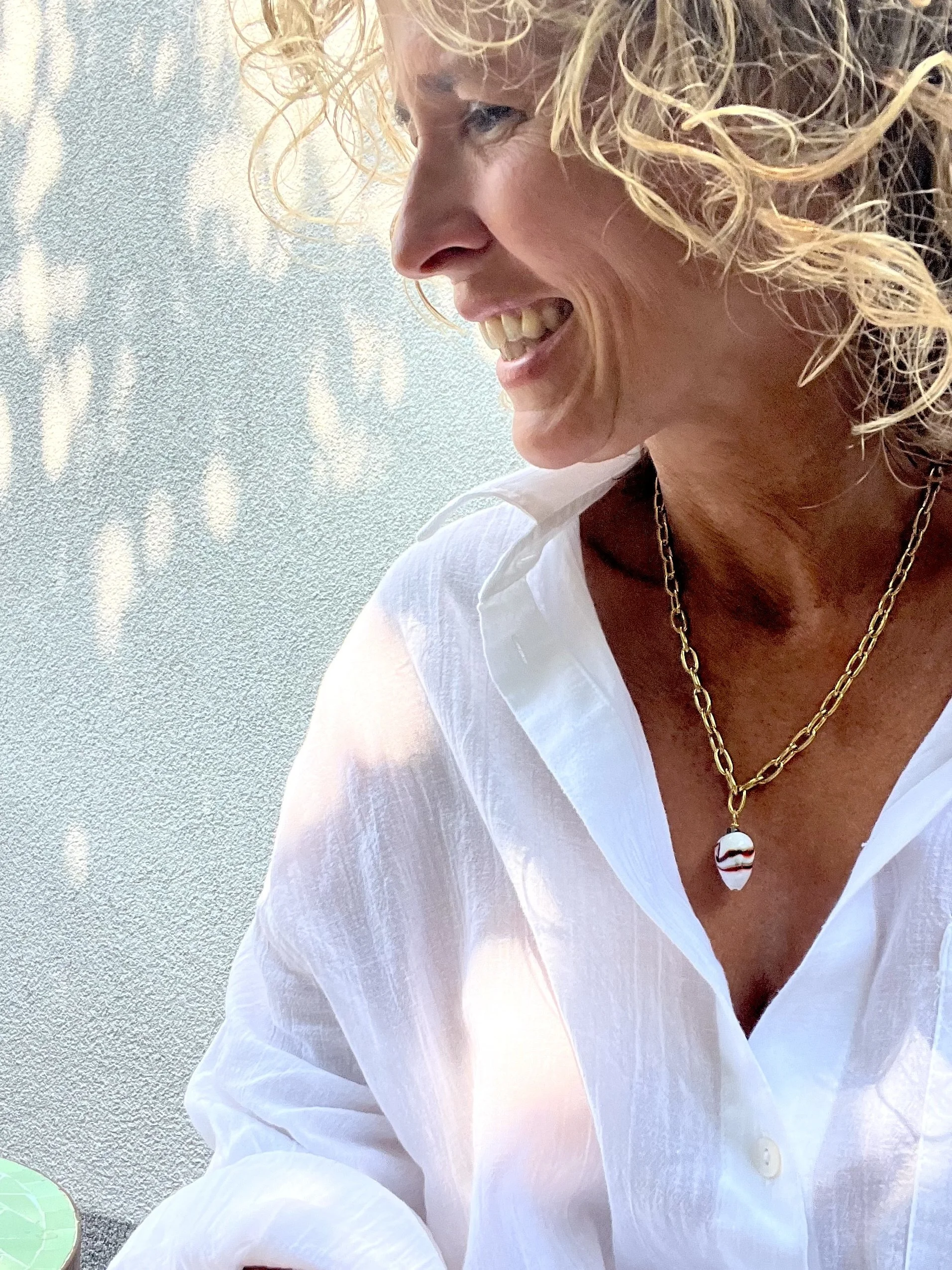 Seitenansicht der Gladys Big White Heart an weißer Bluse.