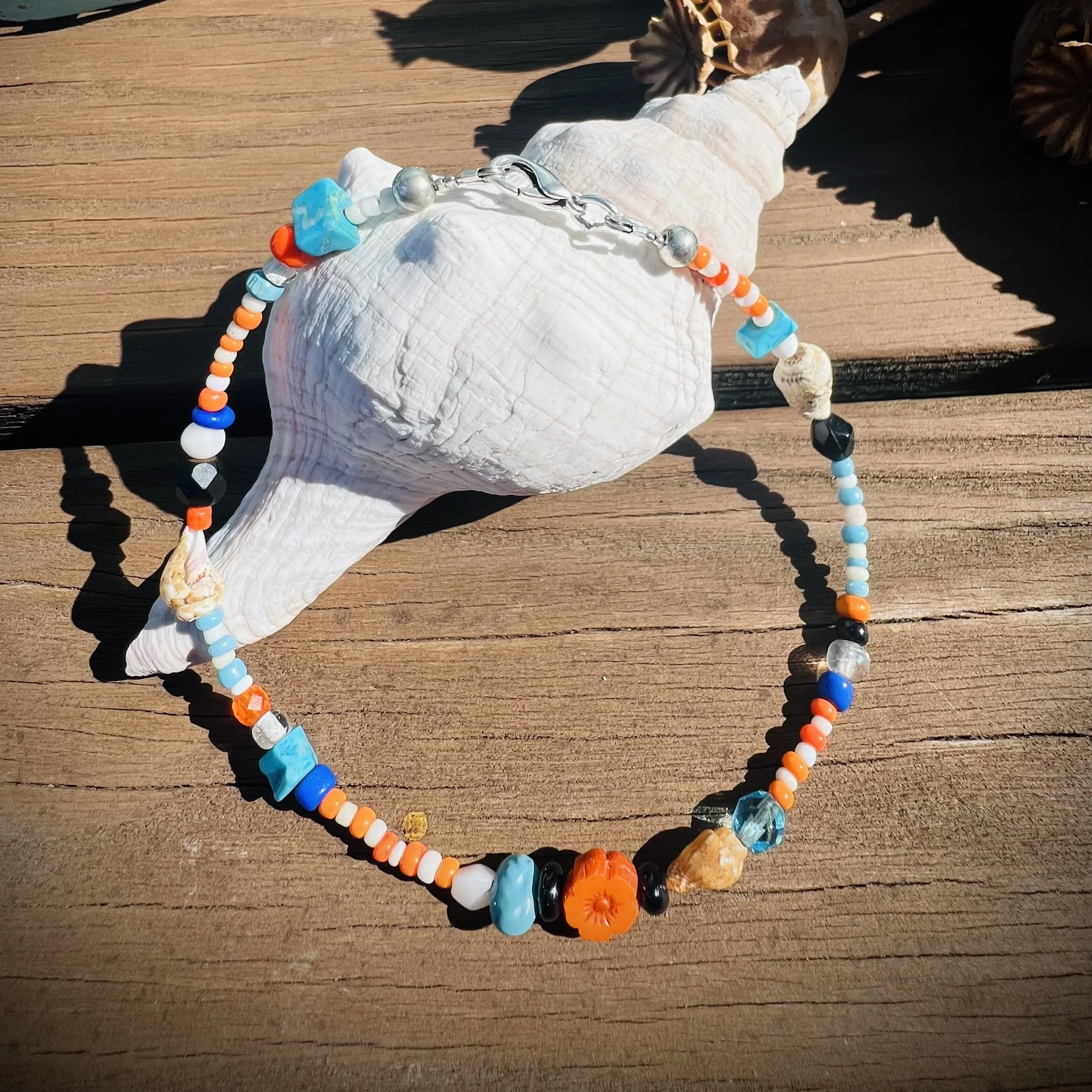Upcycling Fußkettchen Dimitra orange blau weiss Produktfoto