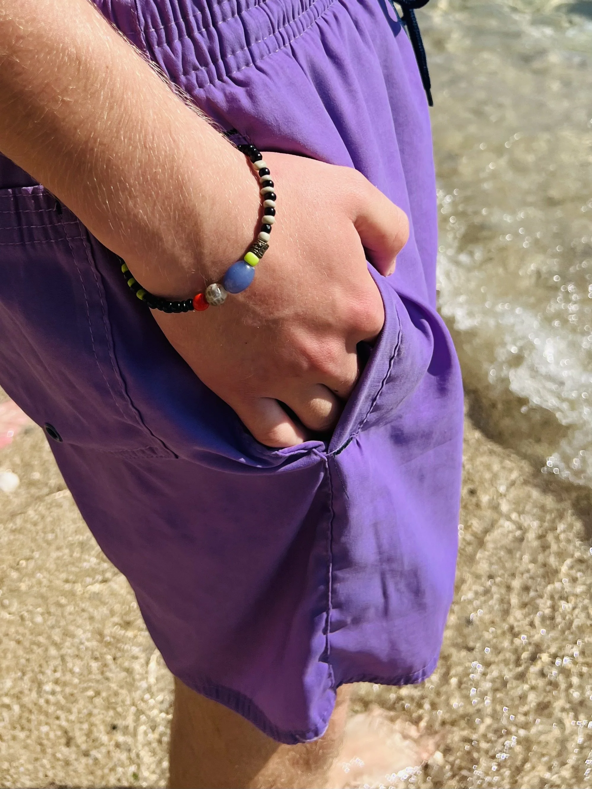 Detailansicht des Carlo Blau-Lila Männerarmbands am Handgelenk
