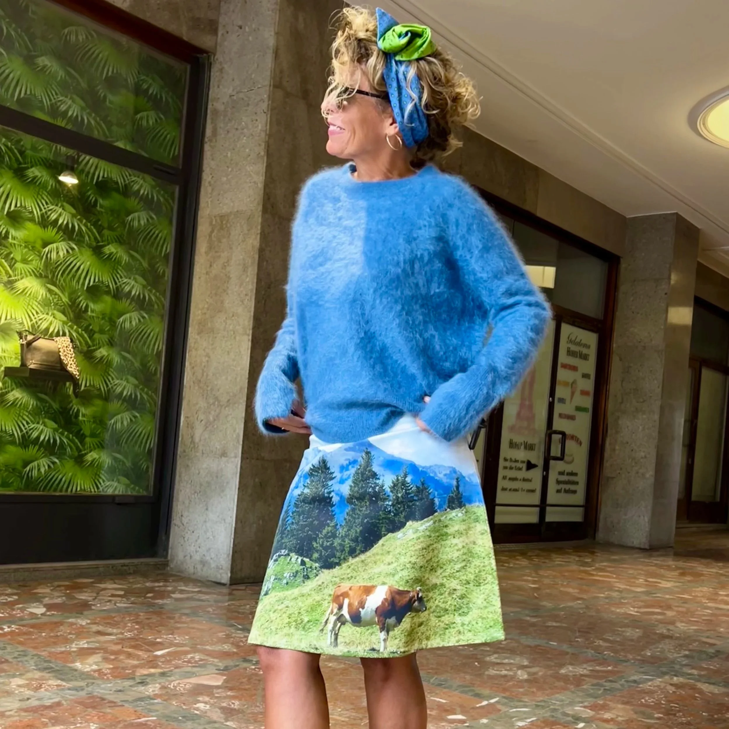 Hannelore – blau-grünes Upcycling-Haarband in einer anderen Bindung seitlich getragen