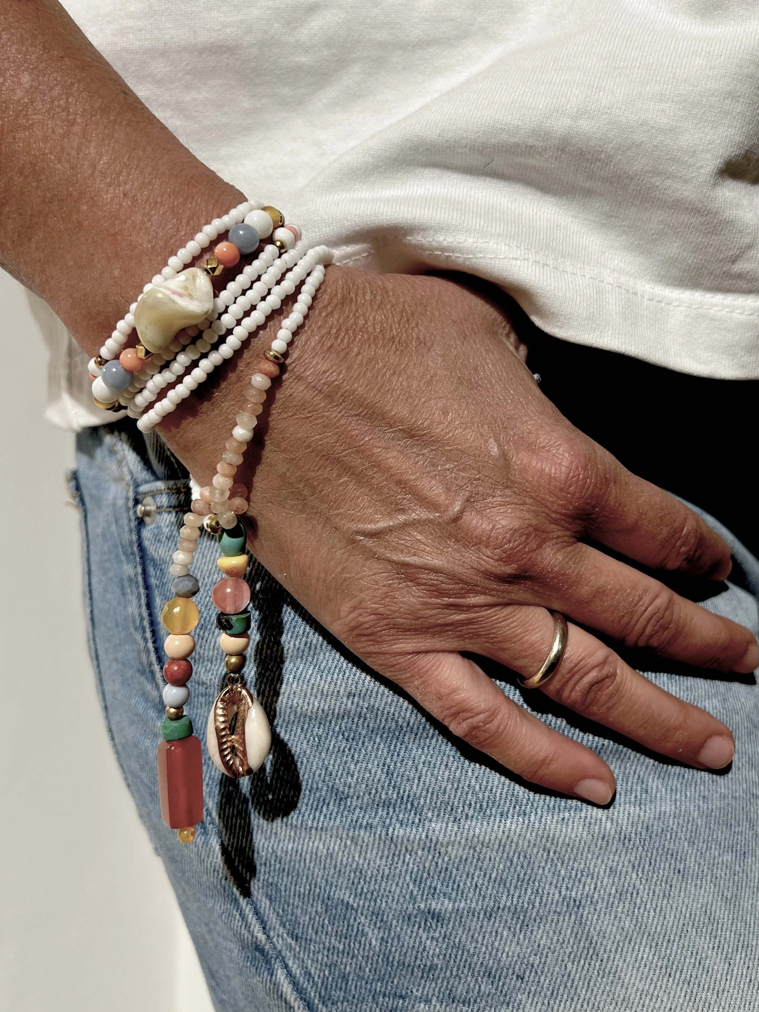 Bindi Belle Weiß-Karneol-Muschel als mehrfach gewickeltes Armband mit weißen Vintage-Perlen, Karneol und Muschelanhängern