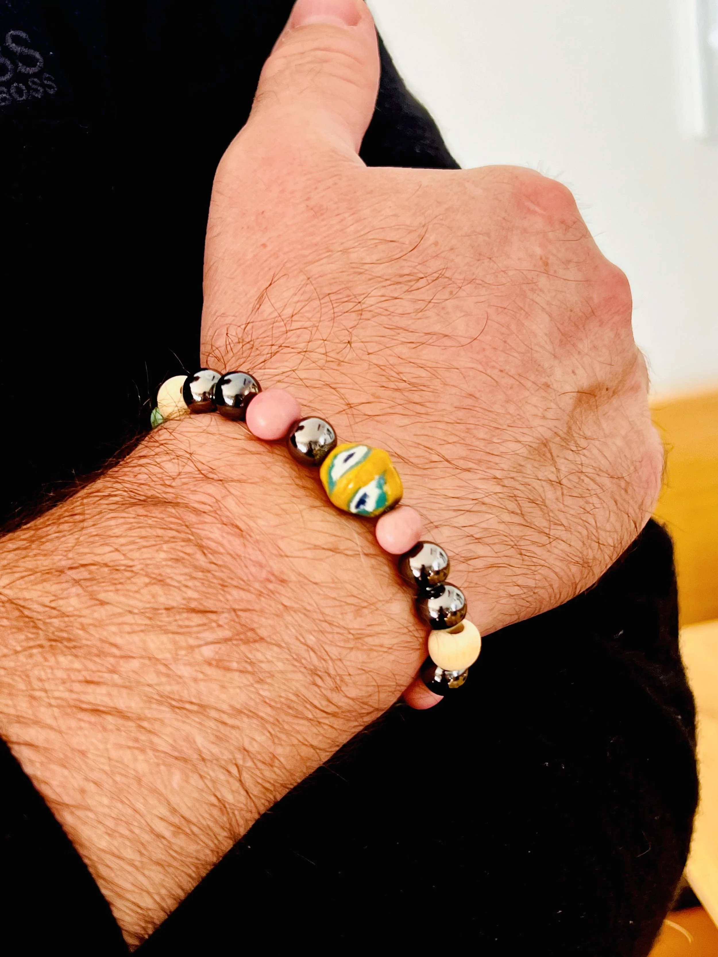 Big Boy Rosa-Mint Männerarmband mit Blutstein, Holzperlen und Vintage-Porzellanperle am Handgelenk getragen