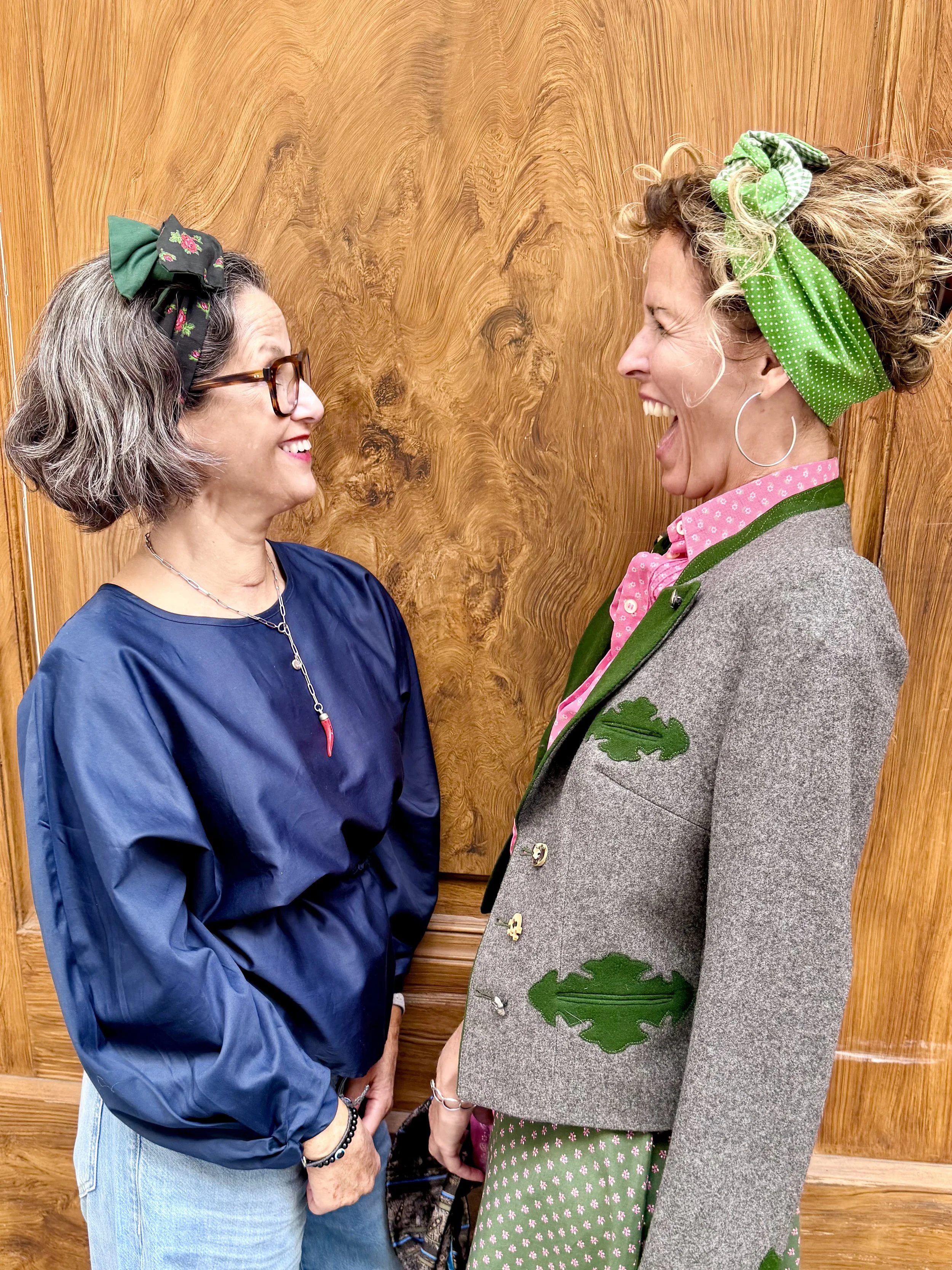 Vroni – grünes Upcycling-Dirndl-Haarband mit Punkten und Karo, getragen in einem fröhlichen Lifestylefoto