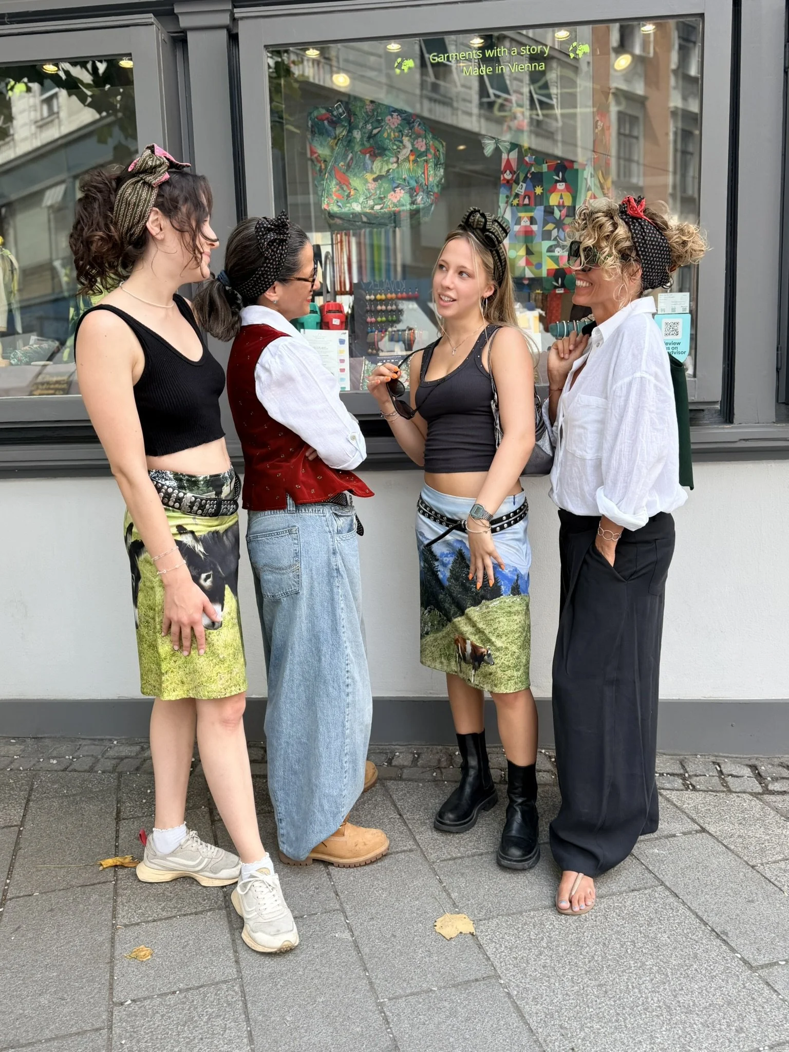 Dirndl-Haarband Uschi im urbanen Styling – handgemachtes Upcycling-Accessoire