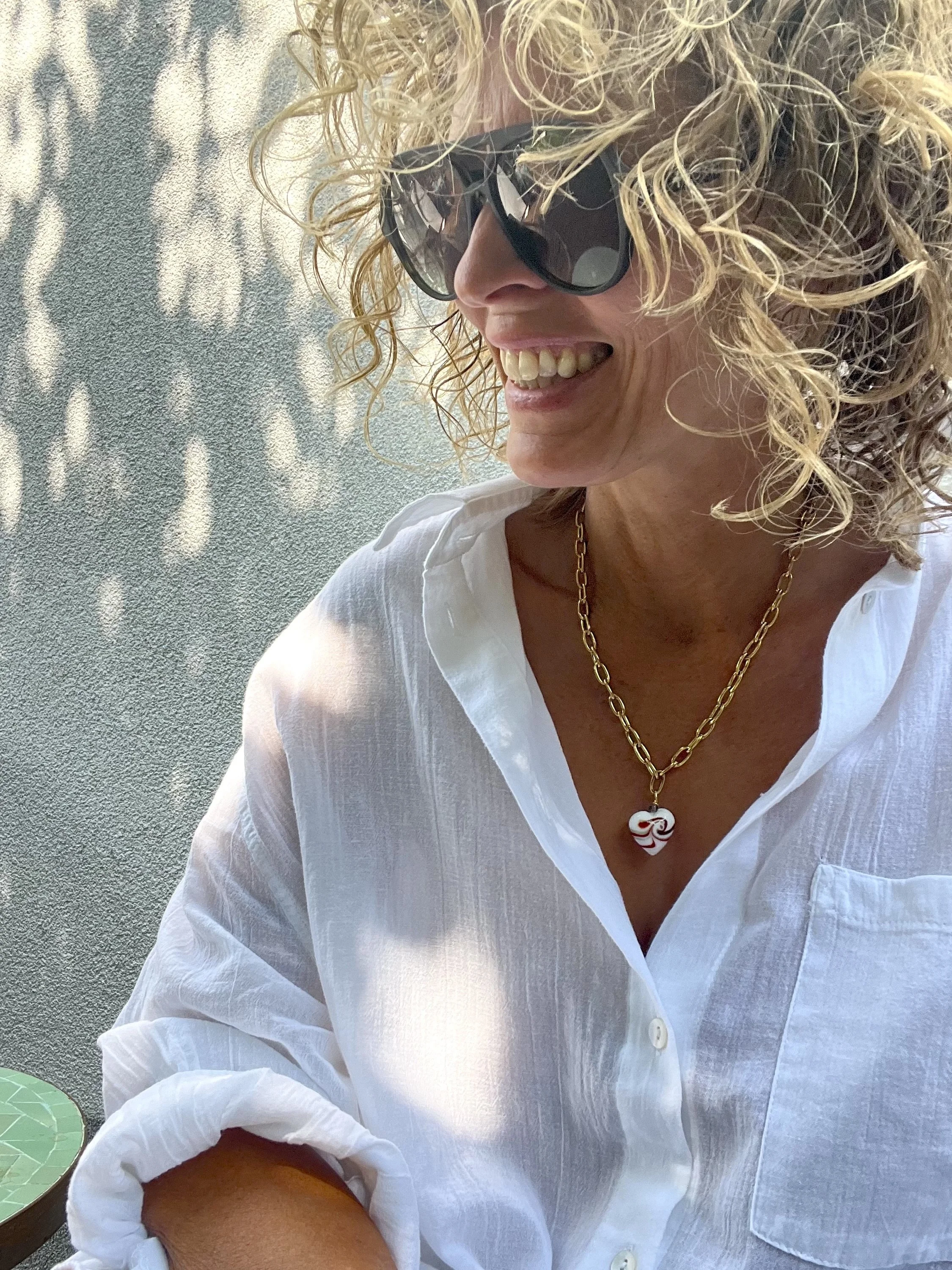 Nahaufnahme der Gladys Big White Heart mit großem weißem Murano-Glasherz.