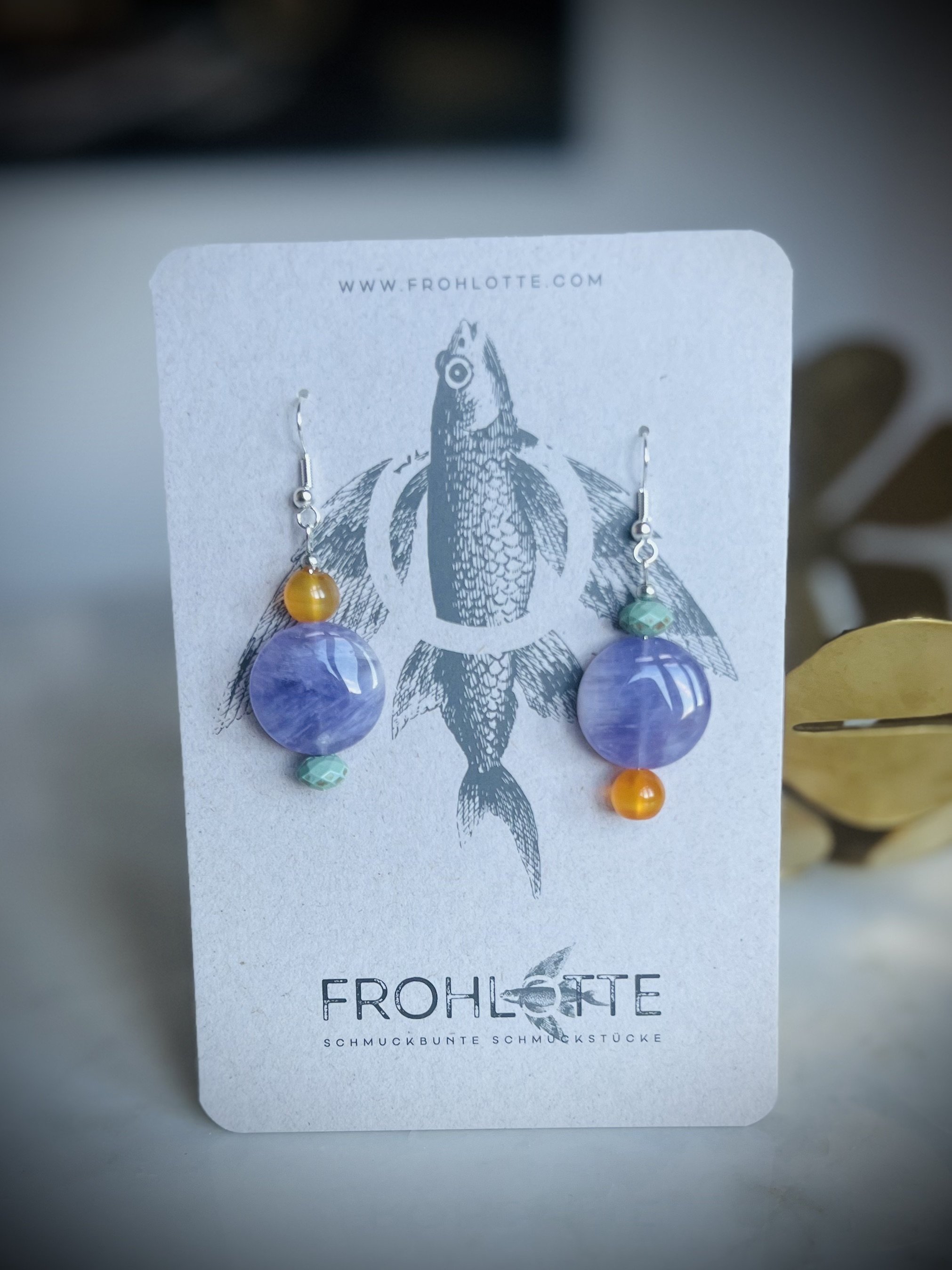 lila pastilia ohrringe aus vintage amethysten-karneole-schmuckperle in lila-honig-türkis für damen von frohlotte