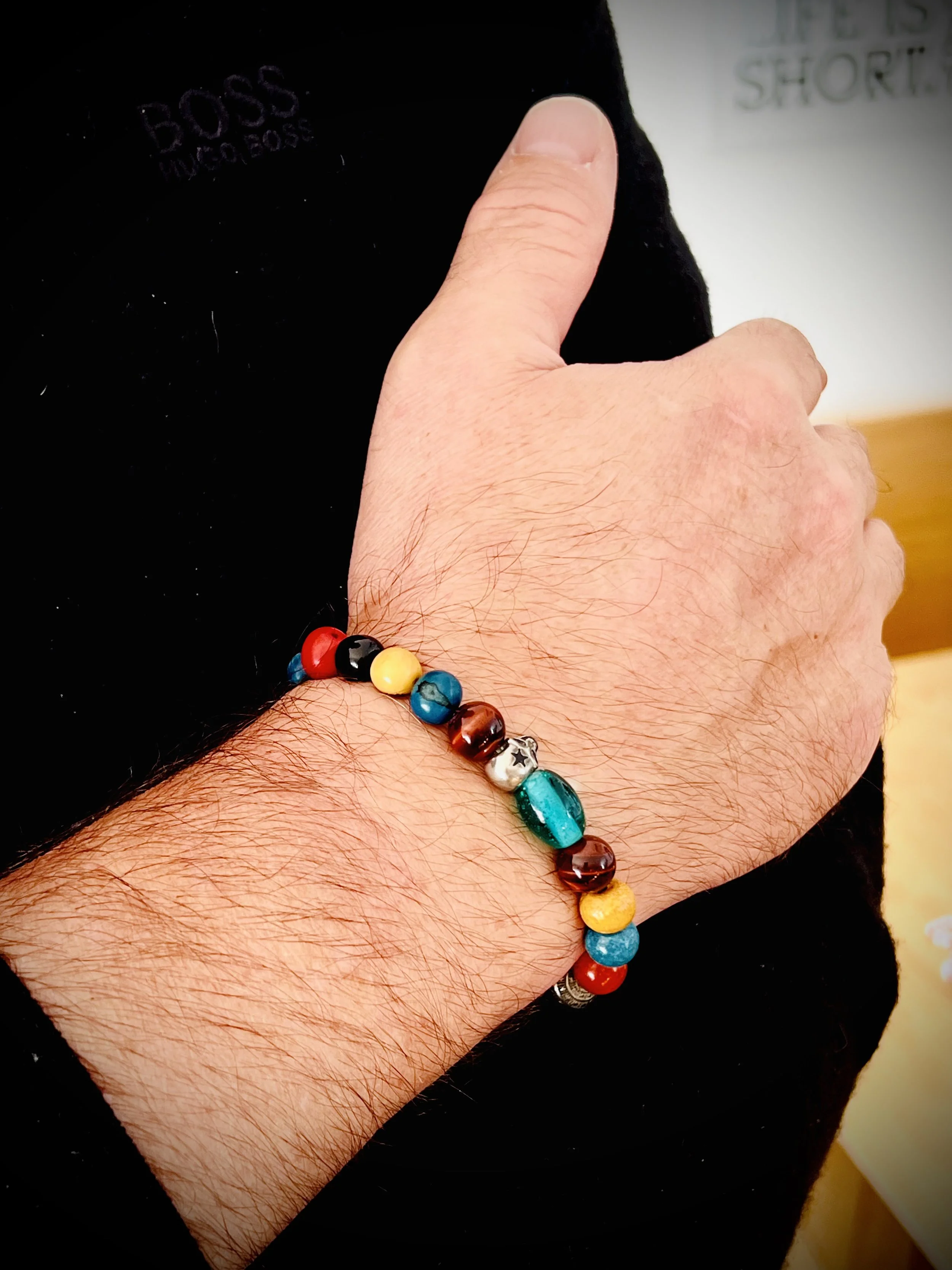 Big Boy Petrol Skull als handgemachtes Perlenarmband am Männerhandgelenk getragen