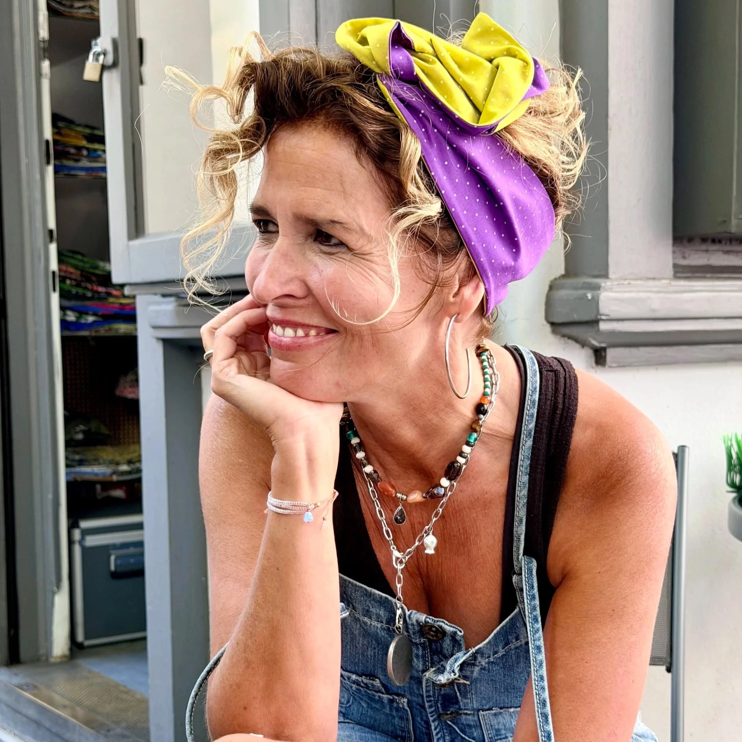 Mitzi - lila-senfgelbes Dirndl-Haarband aus upgecycletem Dirndlstoff, lässig zur Latzhose getragen