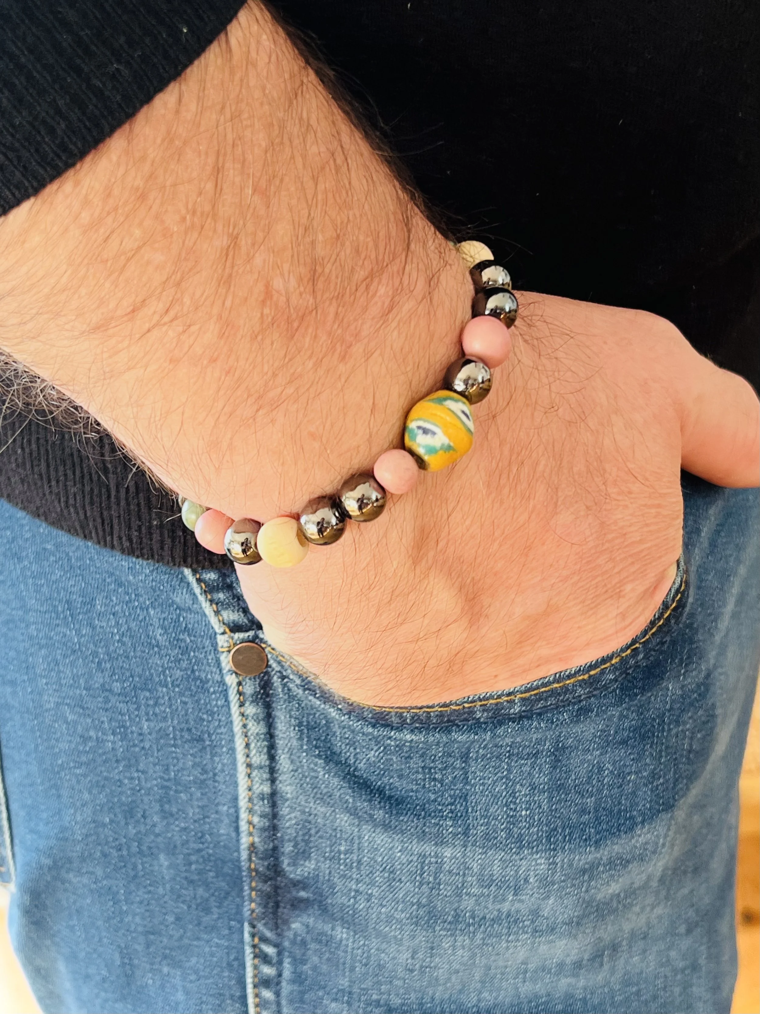 Big Boy Rosa-Mint Männerarmband lässig zu Jeans getragen