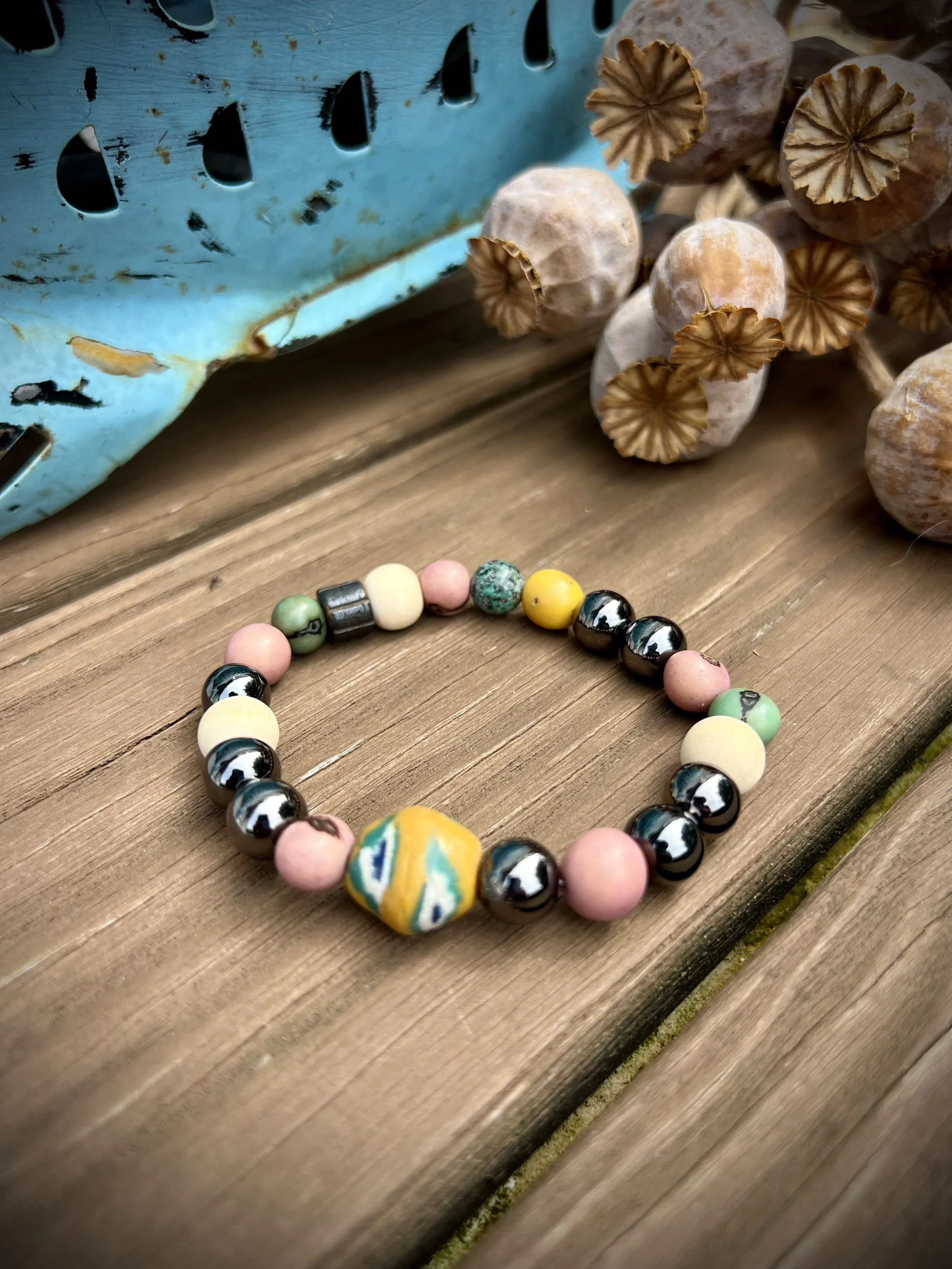 Big Boy Rosa-Mint Upcycling-Armband mit afrikanischen Samen, Holzperlen und Vintage-Elementen